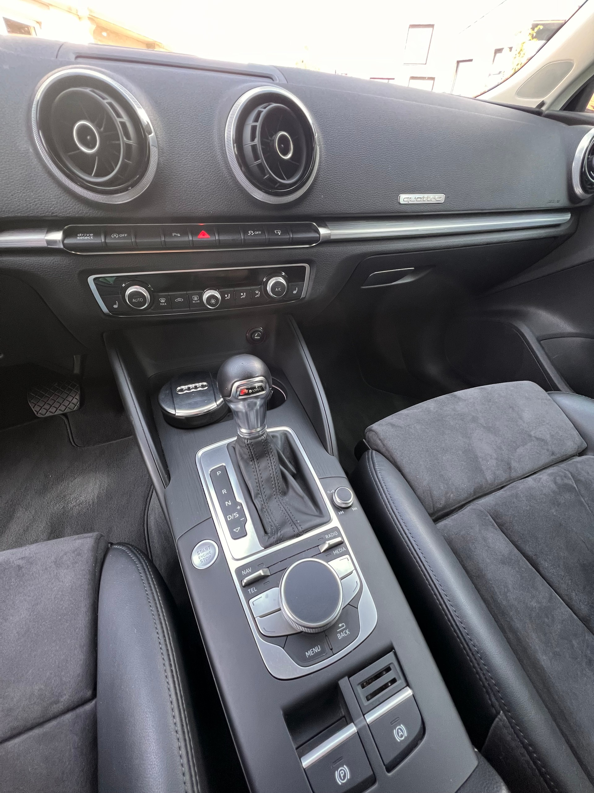 AUDI A3 Sportback 1.8 TFSI Attraction quattro S-tronic-image-4