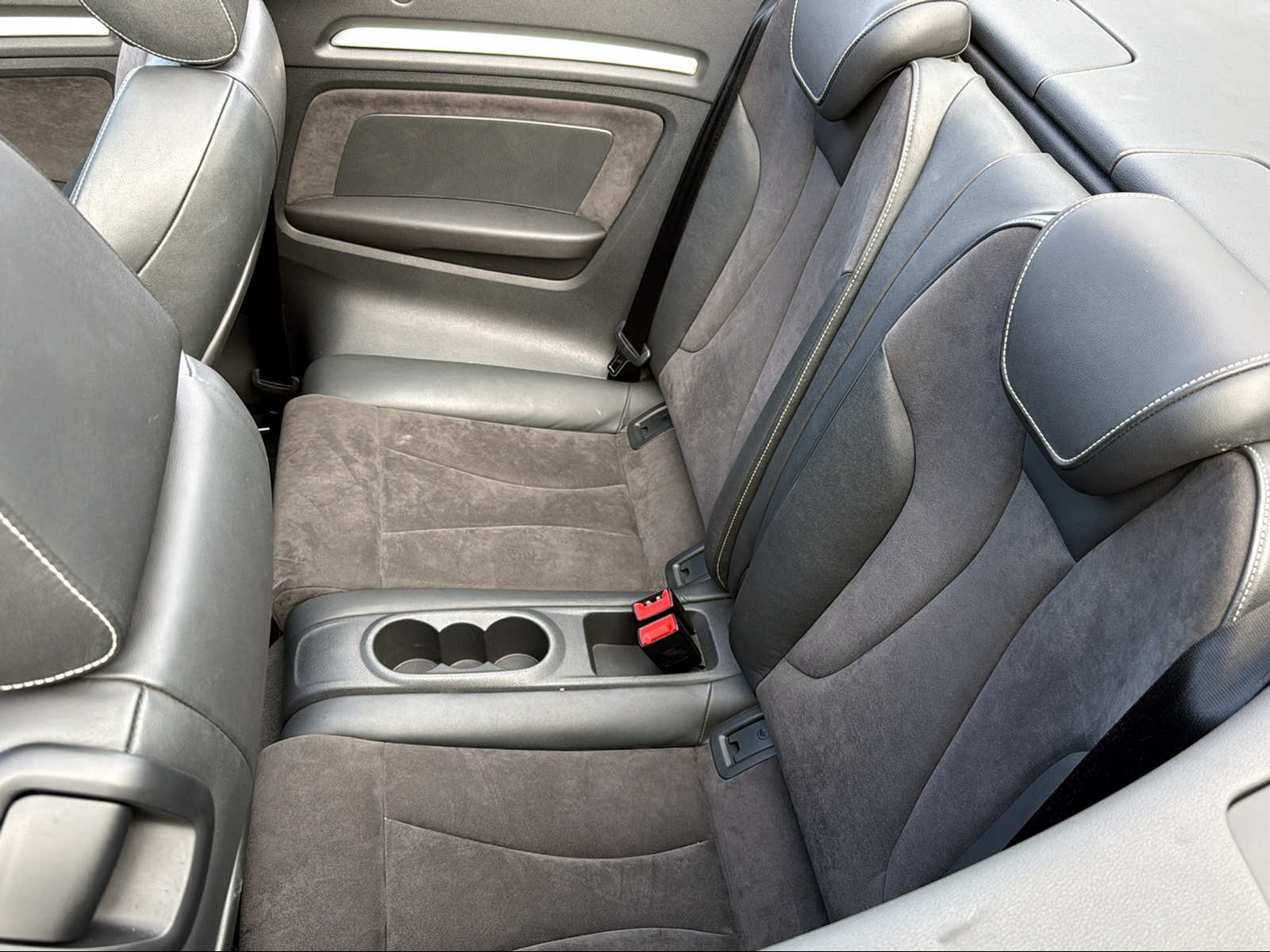 AUDI S3 Cabrio 2.0 TFSI quattro S-tronic-image-5