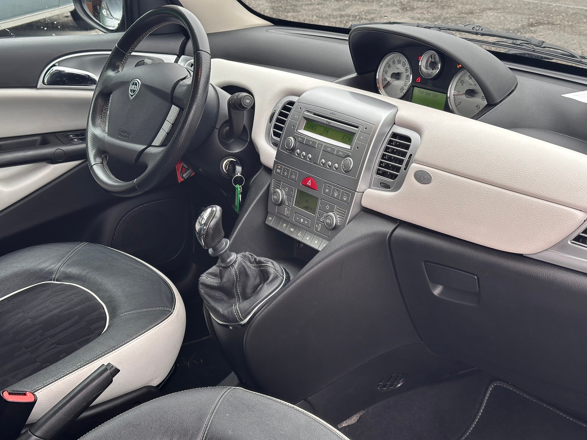 LANCIA Ypsilon 1.2 Platino-image-9