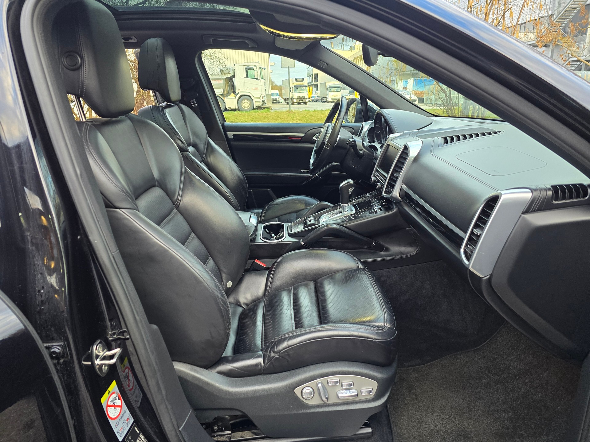 PORSCHE Cayenne S-image-16