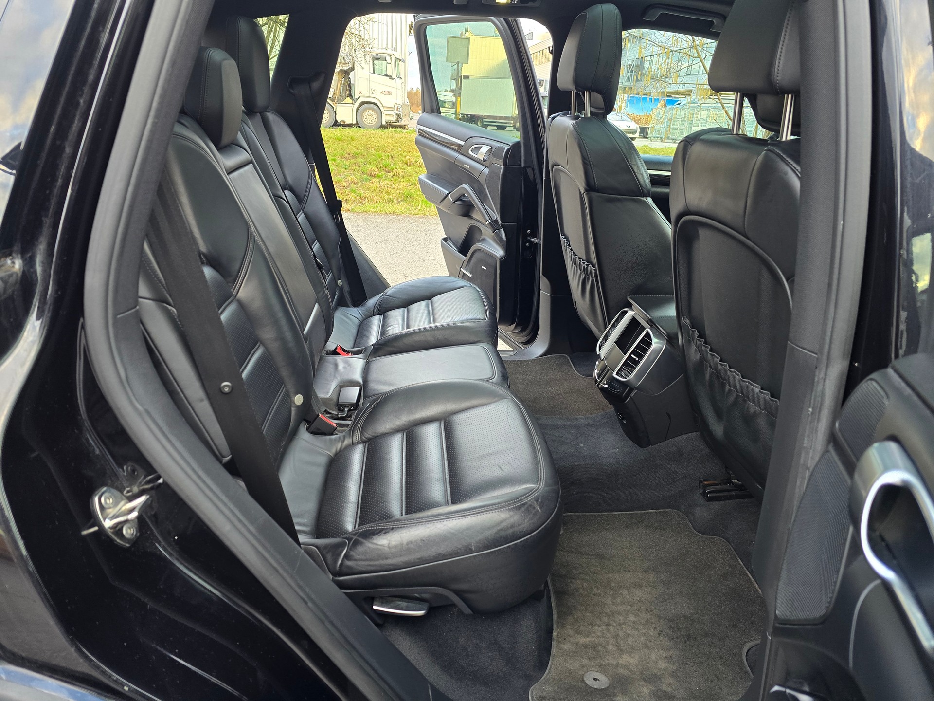 PORSCHE Cayenne S-image-17
