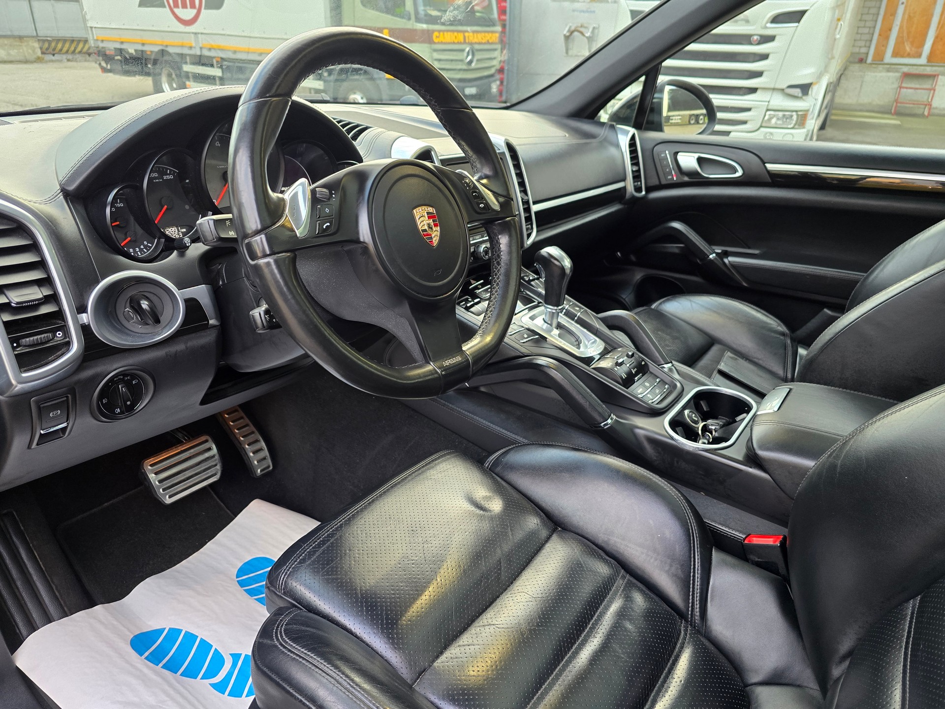 PORSCHE Cayenne S-image-11