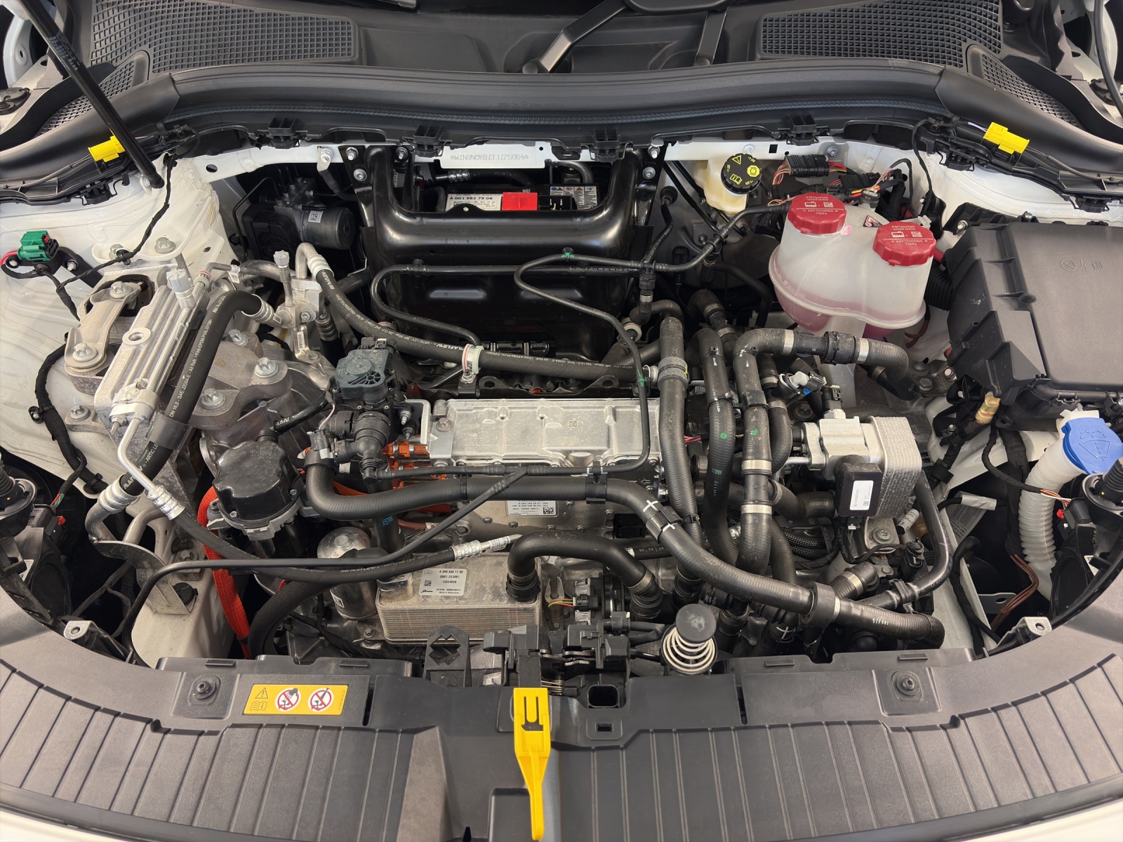 MERCEDES-BENZ EQA 300 4M Swiss Star-image-18