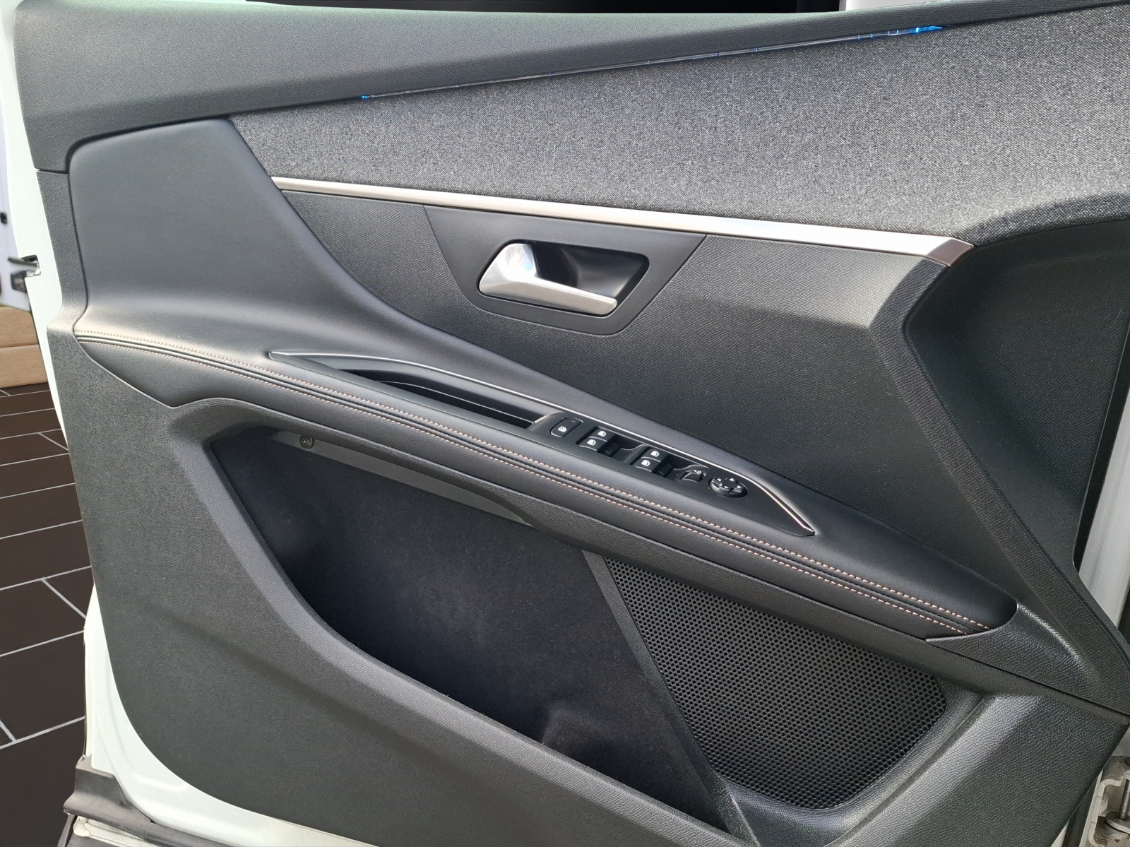 PEUGEOT 5008 1.5 BlueHDi GT Line-image-12