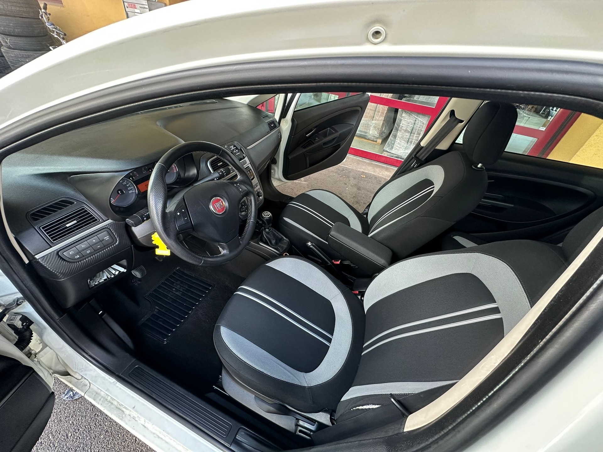 FIAT Punto 1.4 16V Emotion-image-3