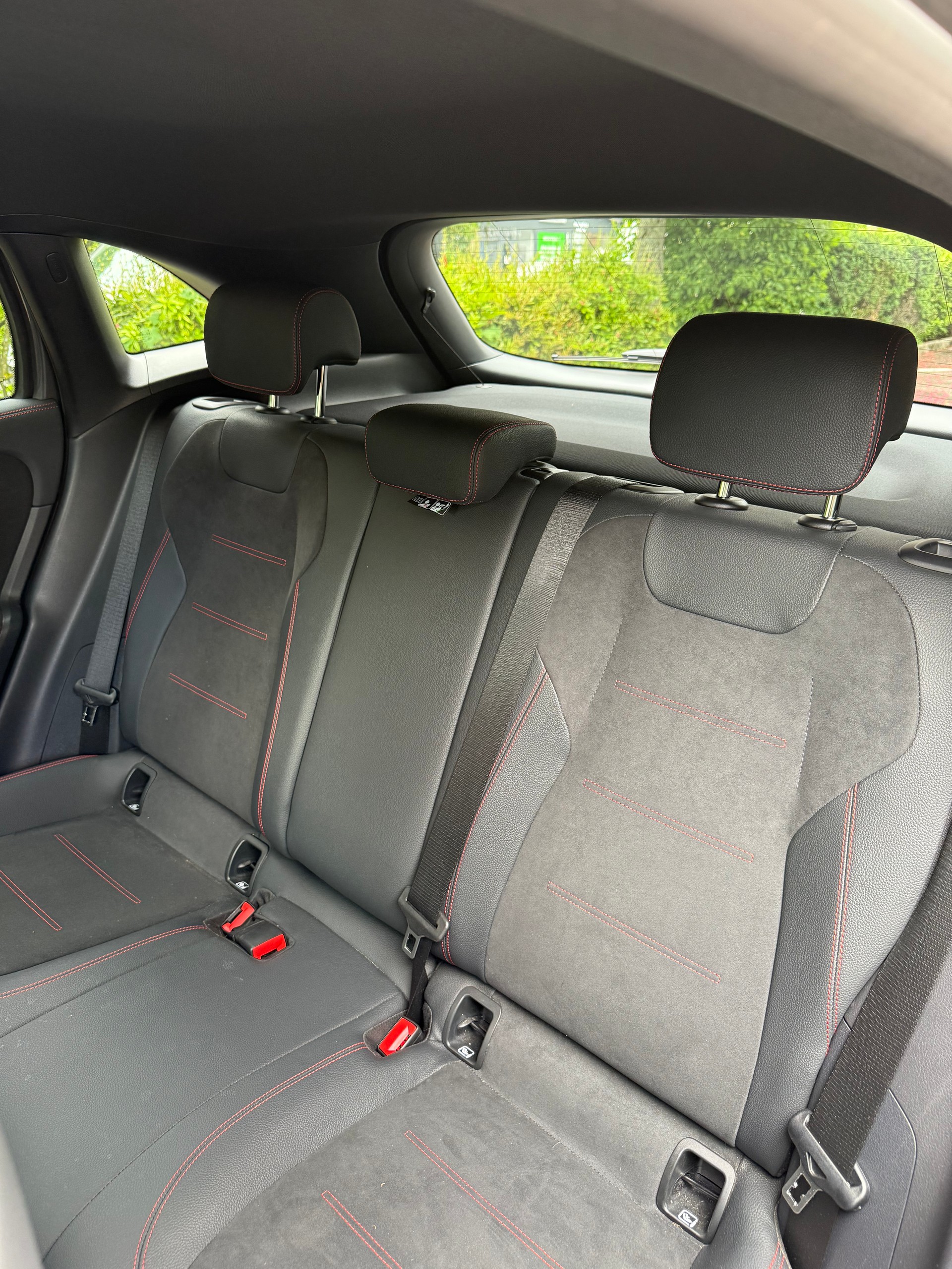 MERCEDES-BENZ GLA 250 e EQ Star 8G-DCT-image-15