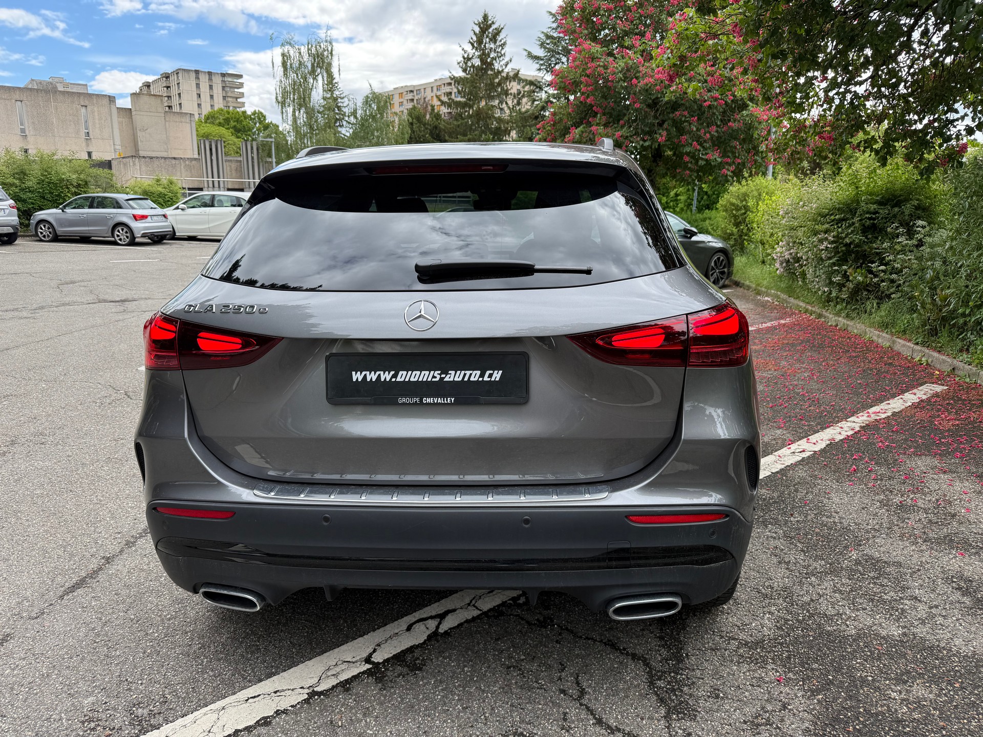MERCEDES-BENZ GLA 250 e EQ Star 8G-DCT-image-10