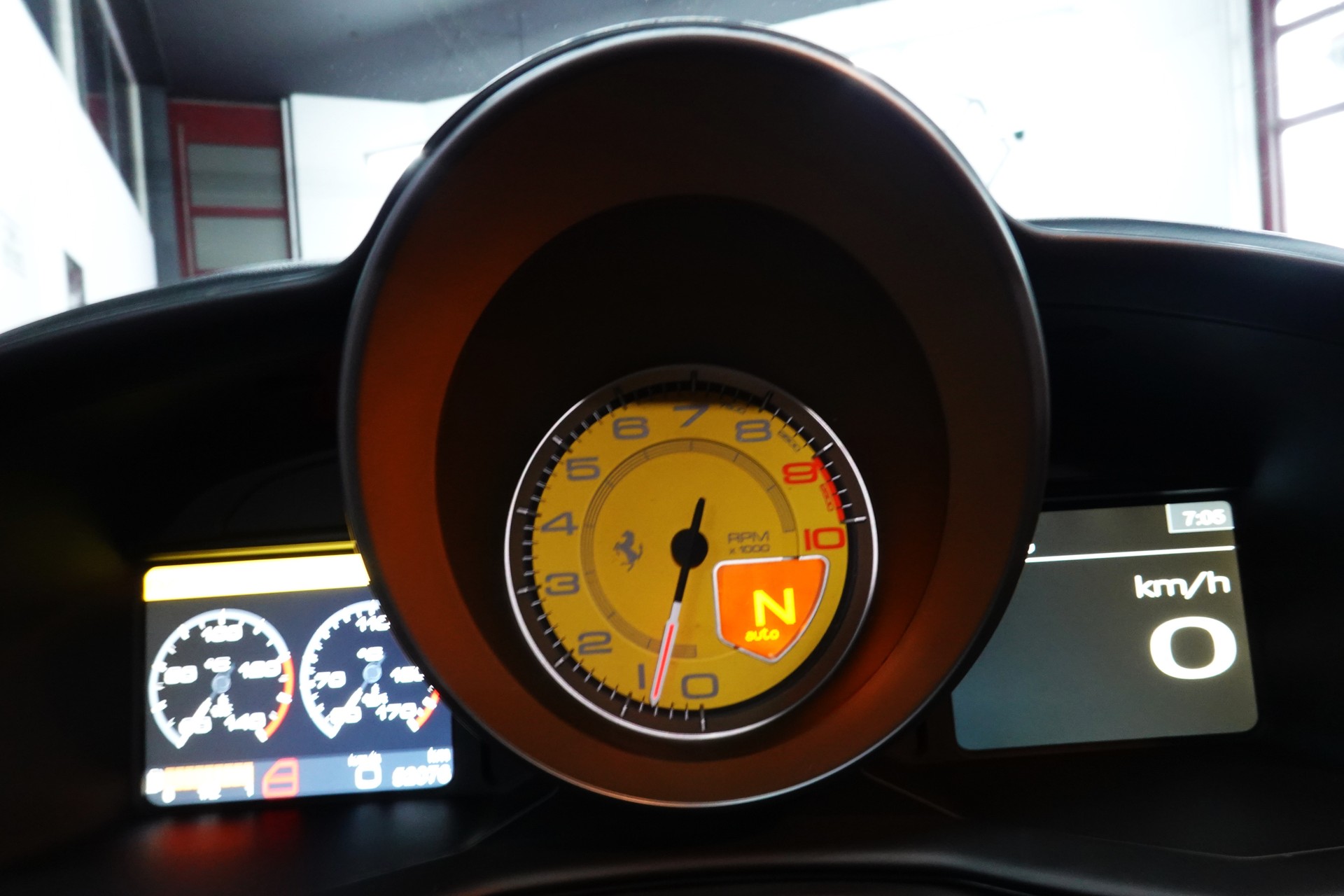 FERRARI 458 ITALIA 4.5 V8 SAUGER // FERRARI SERVICE // CH-FAHRZEUG // GELBE NÄHTE-image-32