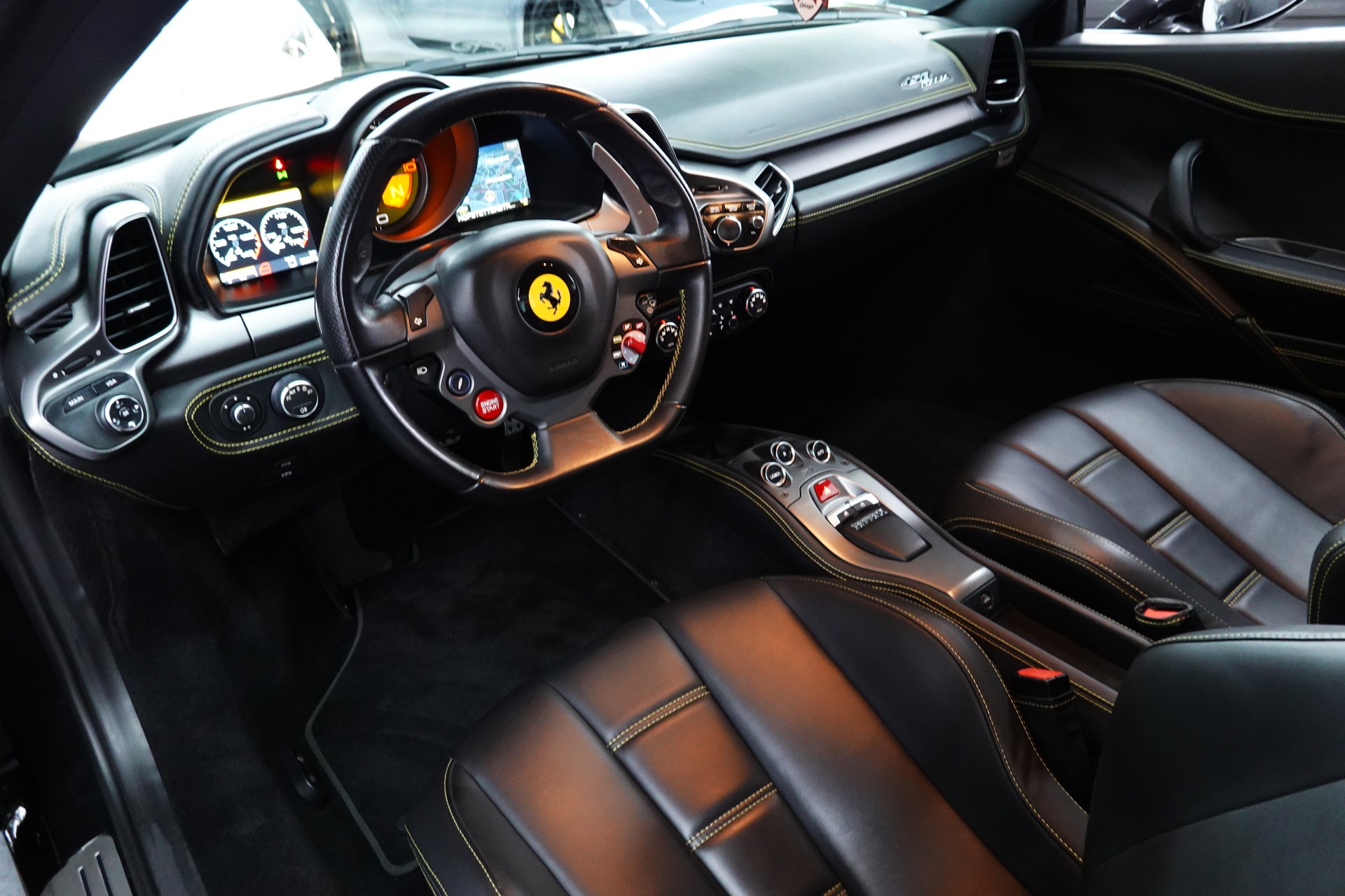 FERRARI 458 ITALIA 4.5 V8 SAUGER // FERRARI SERVICE // CH-FAHRZEUG // GELBE NÄHTE-image-31