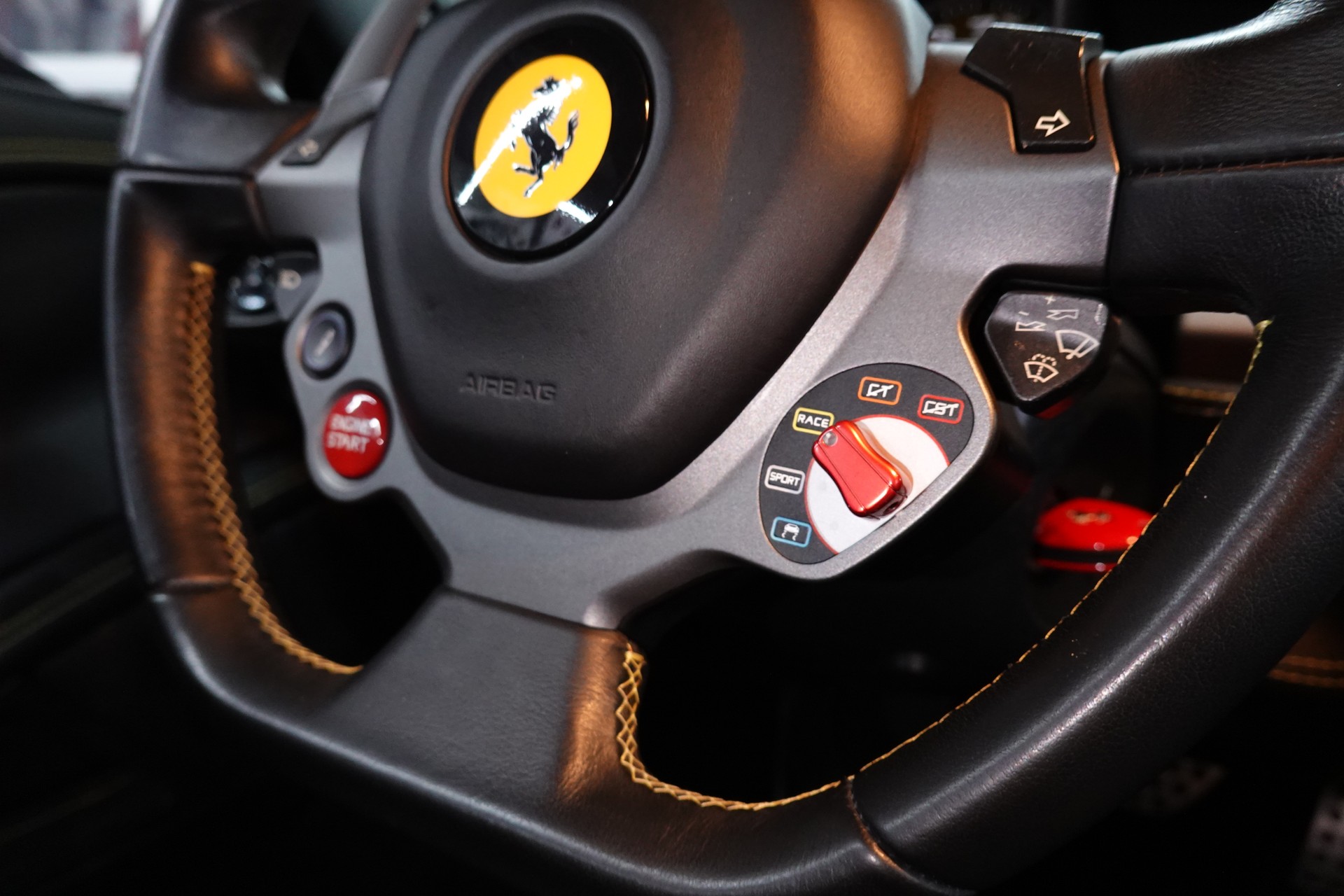 FERRARI 458 ITALIA 4.5 V8 SAUGER // FERRARI SERVICE // CH-FAHRZEUG // GELBE NÄHTE-image-48