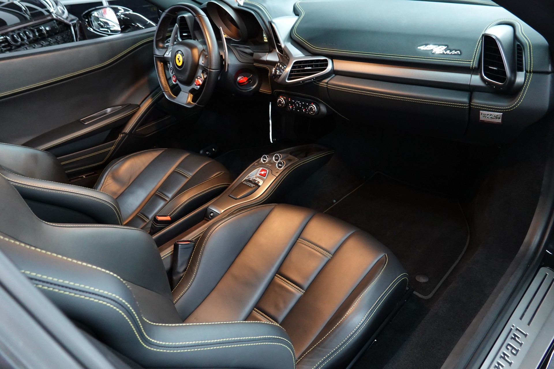 FERRARI 458 ITALIA 4.5 V8 SAUGER // FERRARI SERVICE // CH-FAHRZEUG // GELBE NÄHTE-image-46
