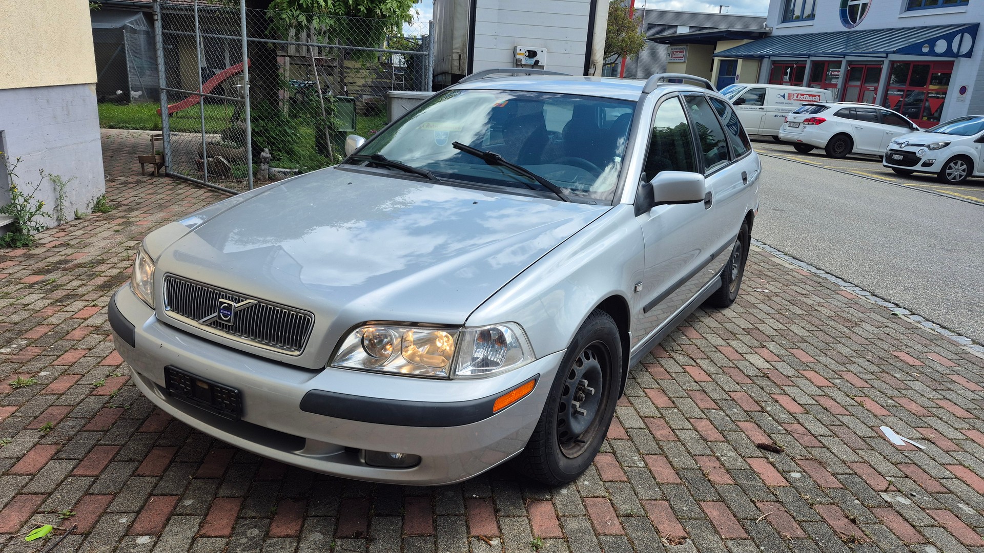 VOLVO V40 2.0T-image-0