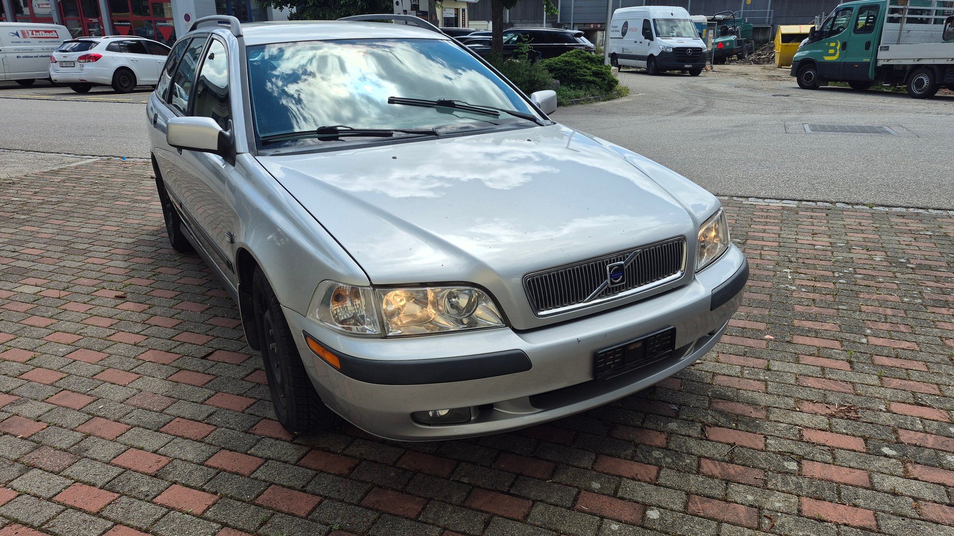 VOLVO V40 2.0T-image-2
