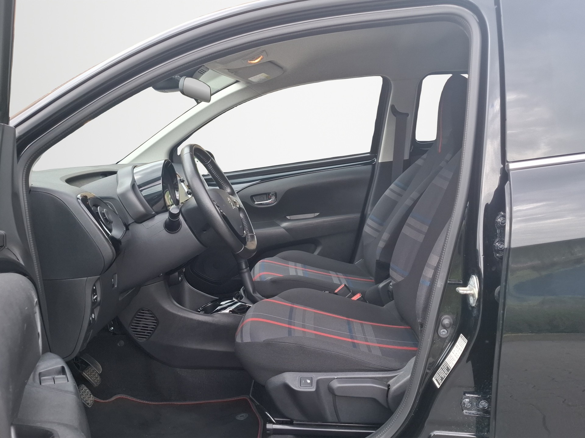 PEUGEOT 108 1.2 PureTech GT Line-image-7