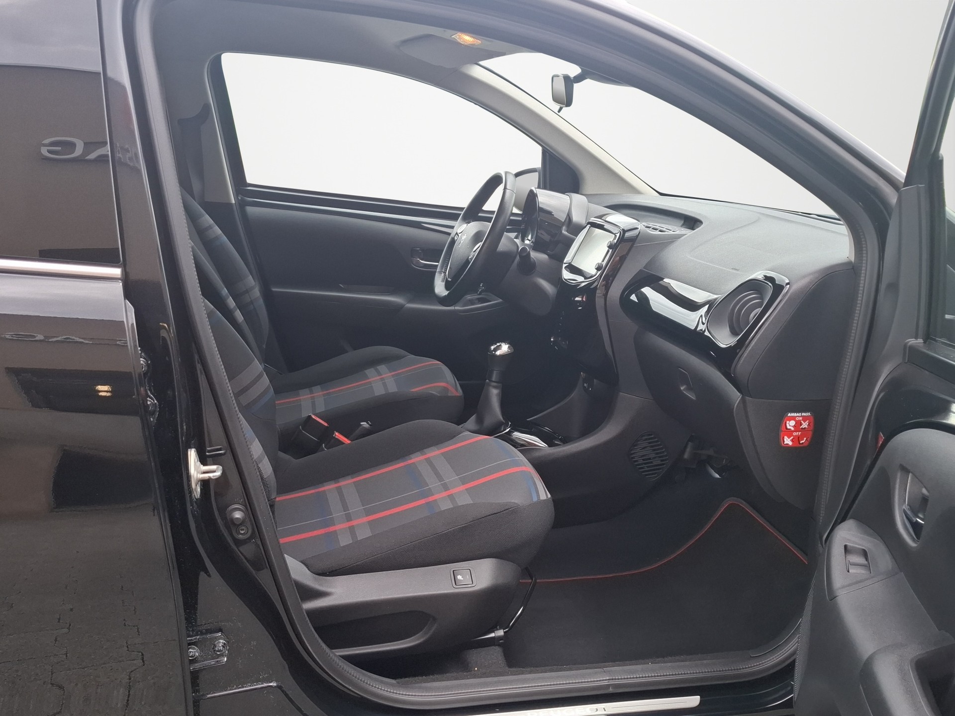 PEUGEOT 108 1.2 PureTech GT Line-image-12