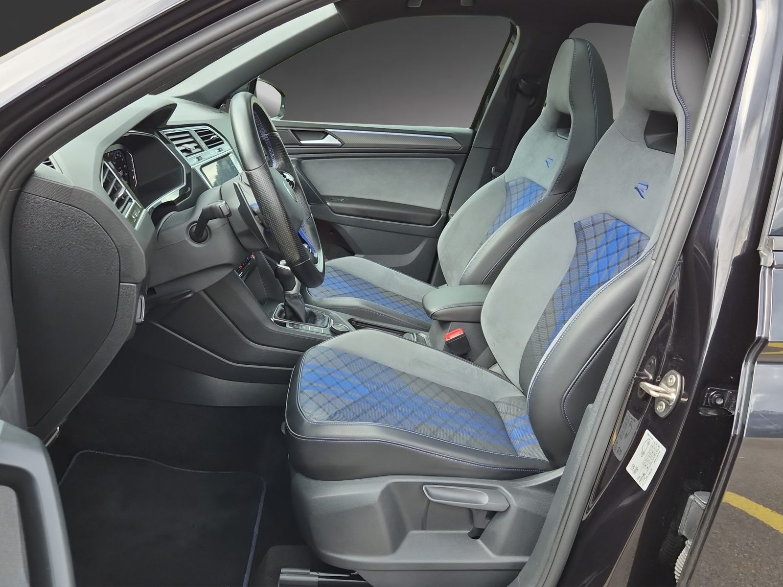 VW Tiguan 2.0TSI R 4Motion DSG-image-5