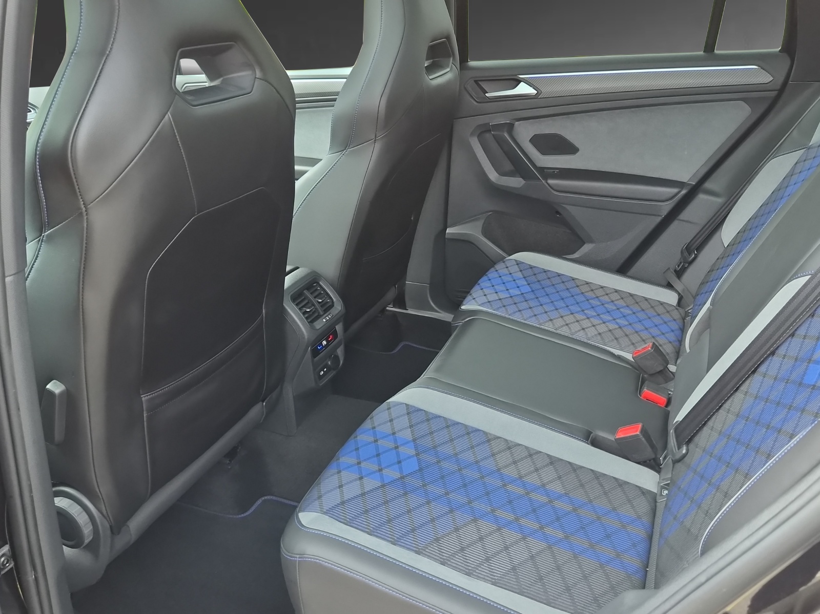 VW Tiguan 2.0TSI R 4Motion DSG-image-6
