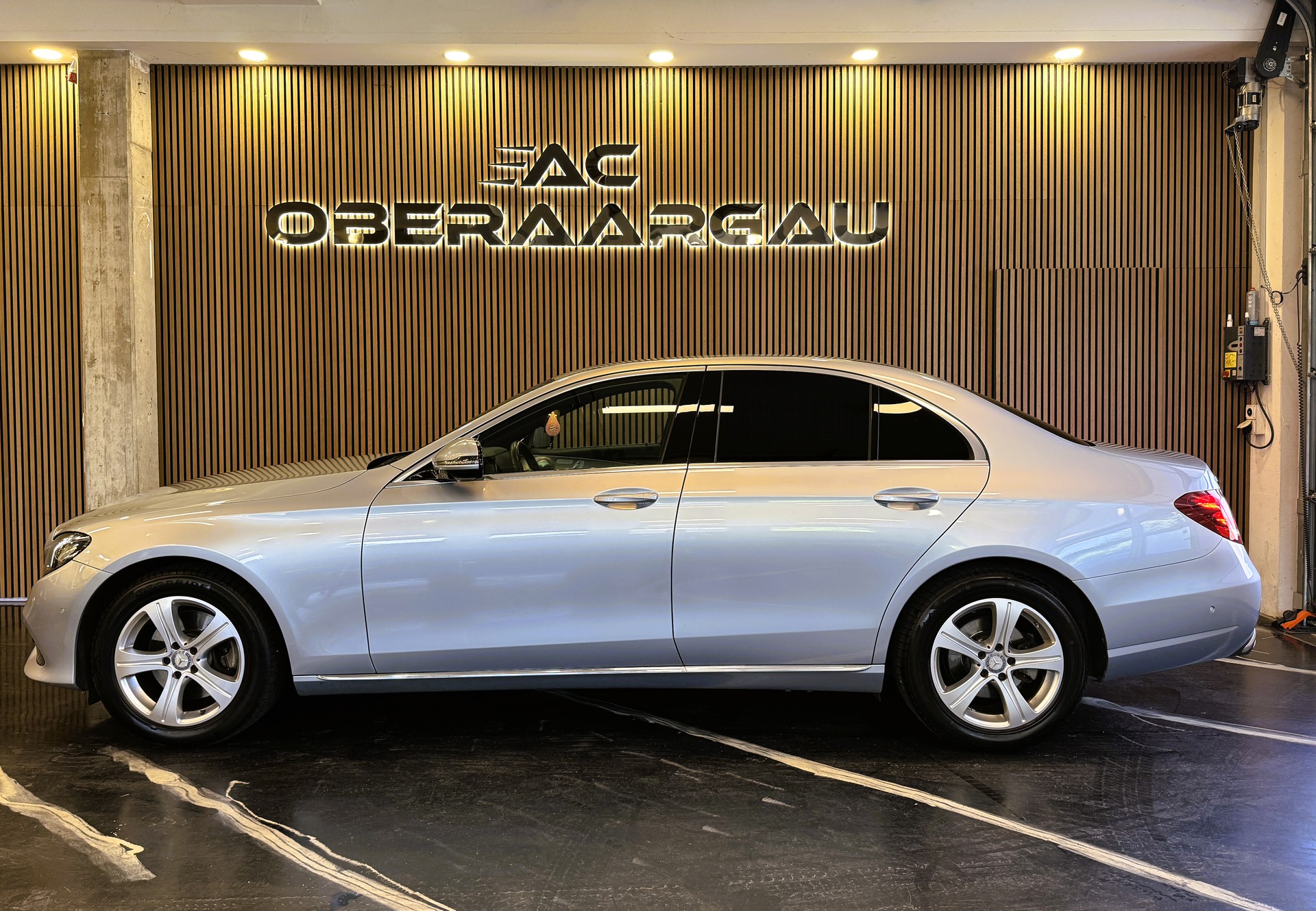 MERCEDES-BENZ E 200 Avantgarde 4Matic 9G-Tronic-image-3