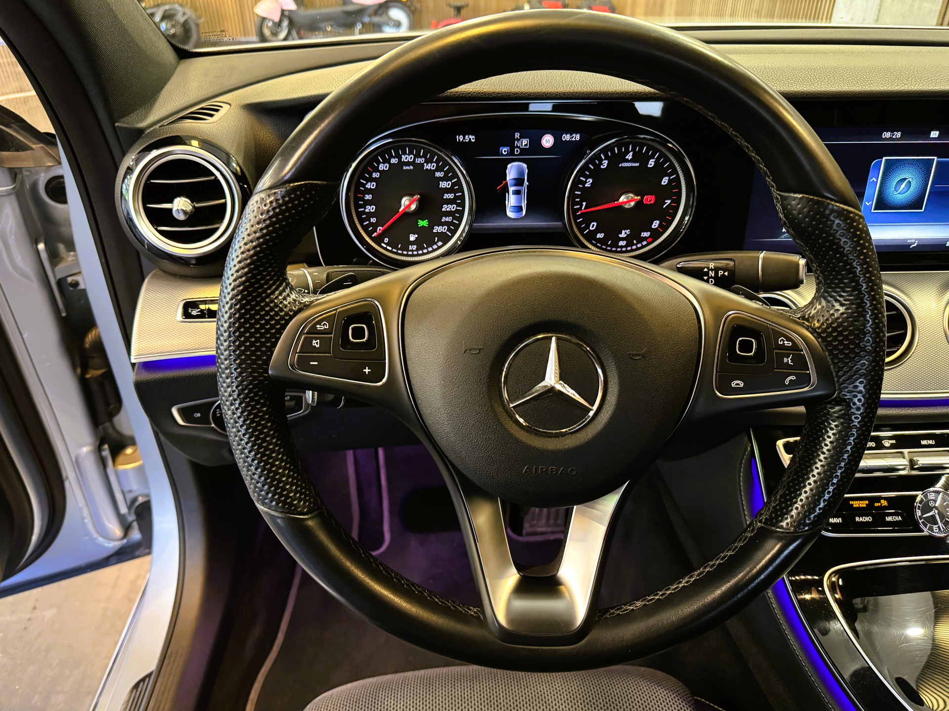 MERCEDES-BENZ E 200 Avantgarde 4Matic 9G-Tronic-image-9