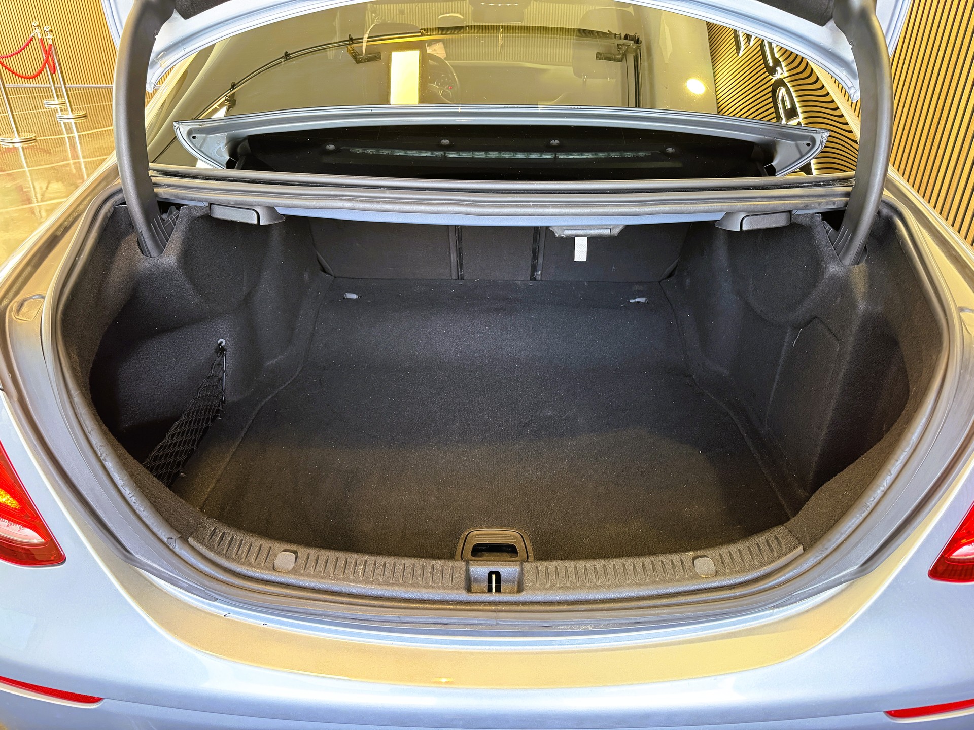 MERCEDES-BENZ E 200 Avantgarde 4Matic 9G-Tronic-image-6