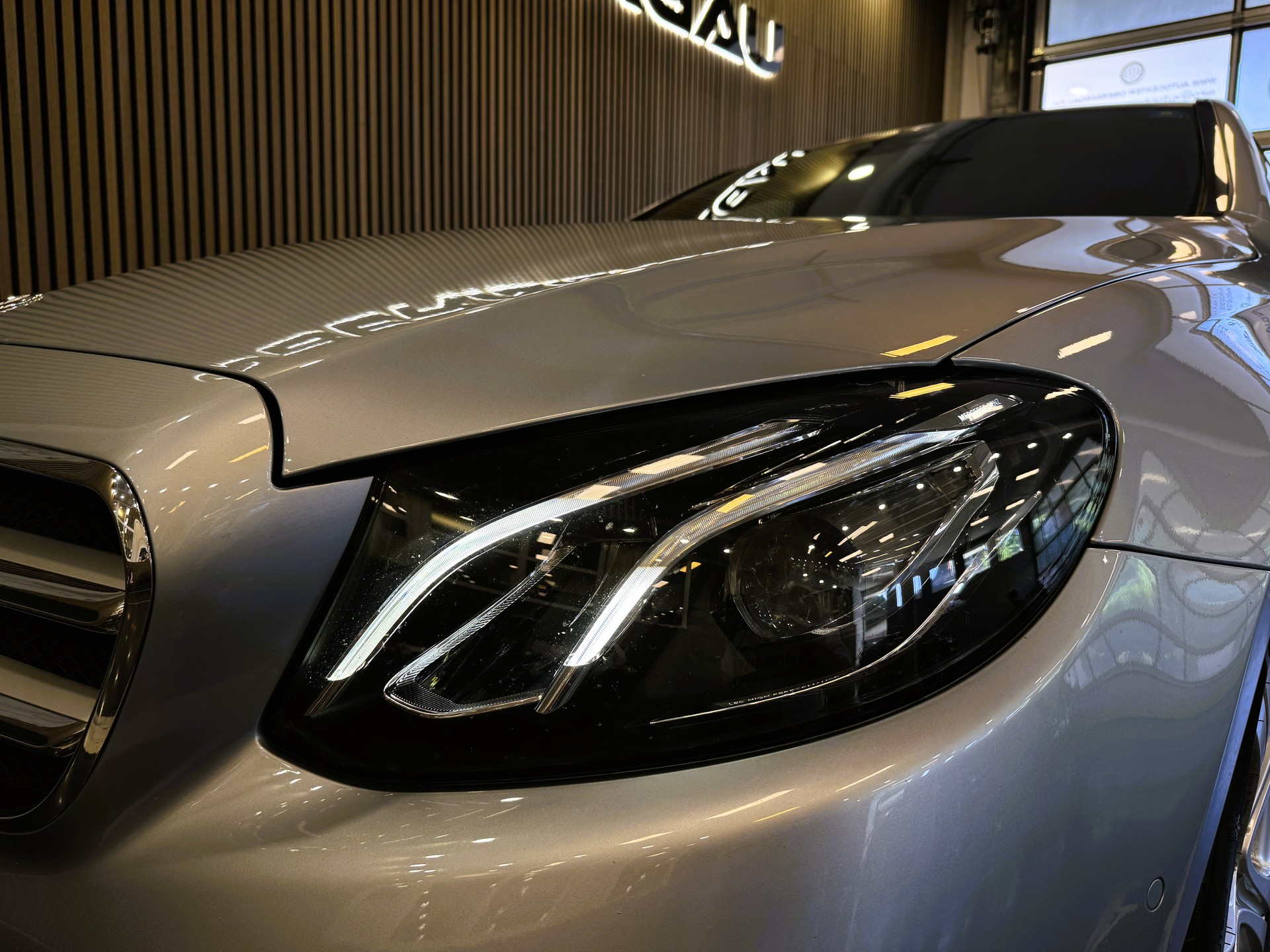 MERCEDES-BENZ E 200 Avantgarde 4Matic 9G-Tronic-image-2