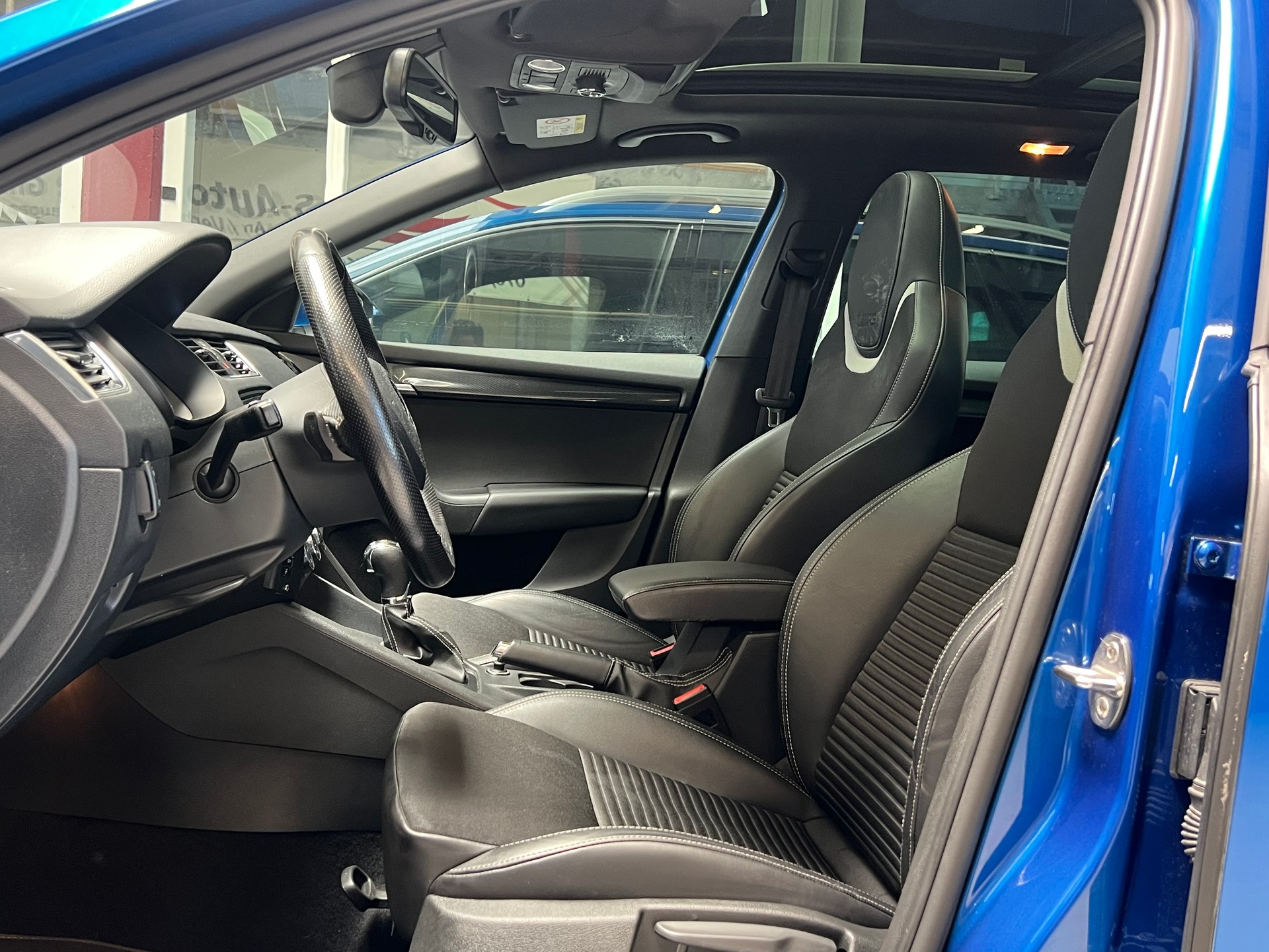 SKODA Octavia Combi 2.0 TDI RS 4x4 DSG-image-11