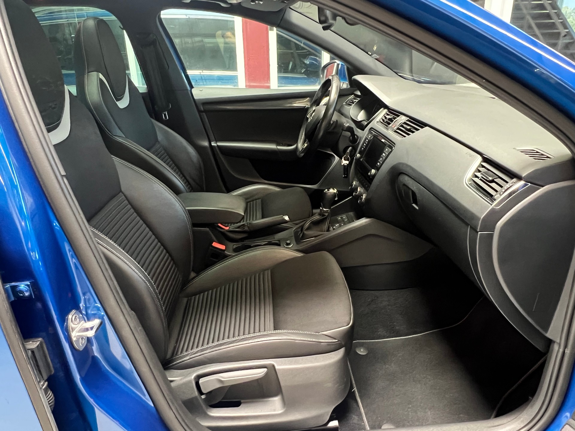 SKODA Octavia Combi 2.0 TDI RS 4x4 DSG-image-14