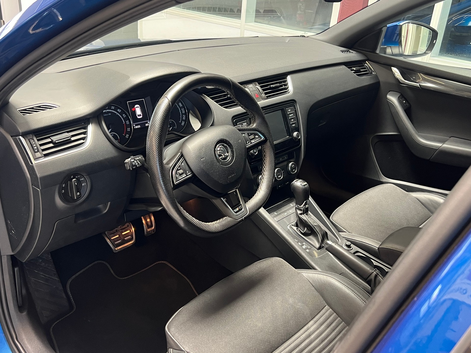 SKODA Octavia Combi 2.0 TDI RS 4x4 DSG-image-10