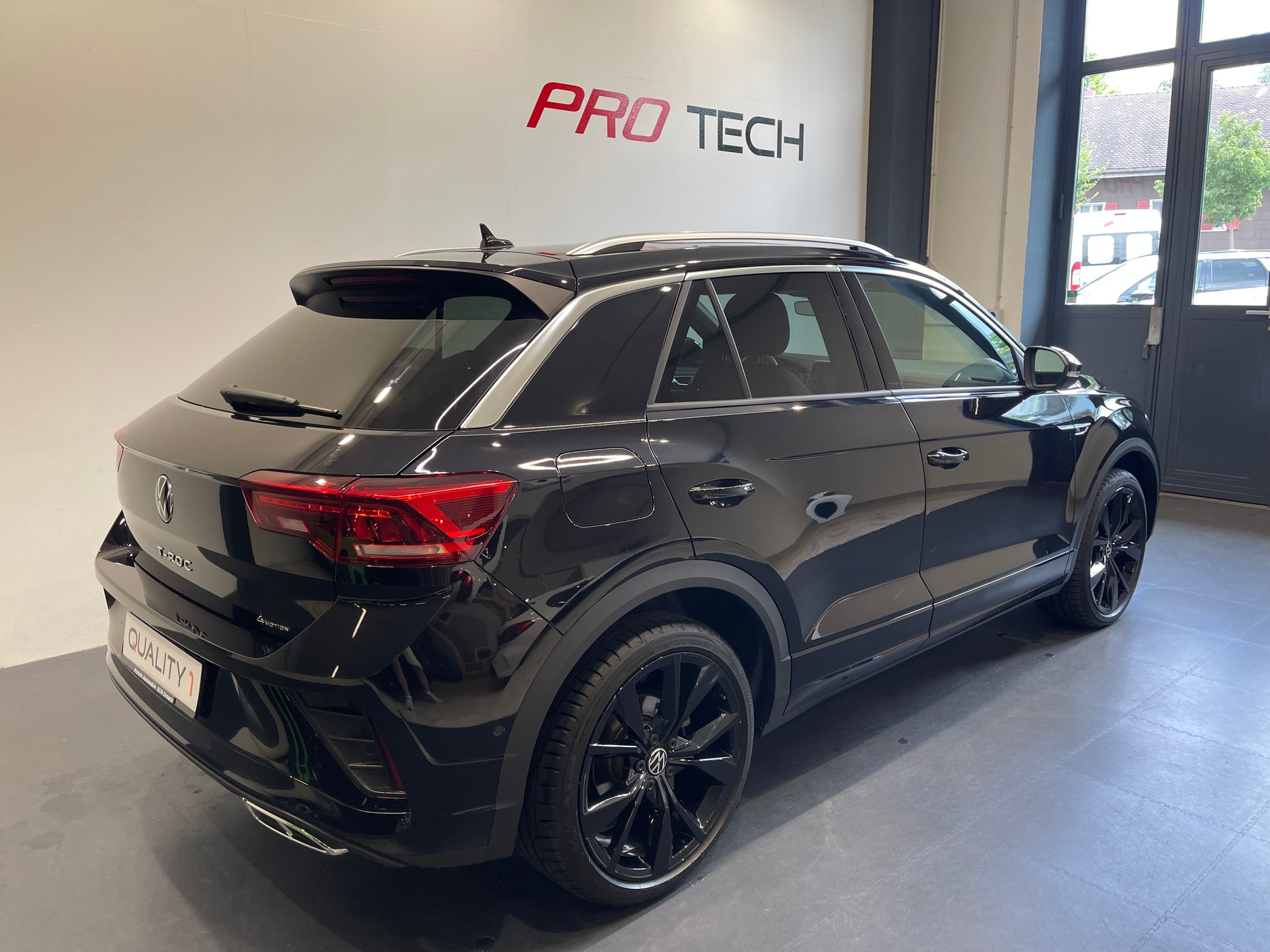 VW T-Roc 2.0 TSI R-Line DSG 4Motion-image-1