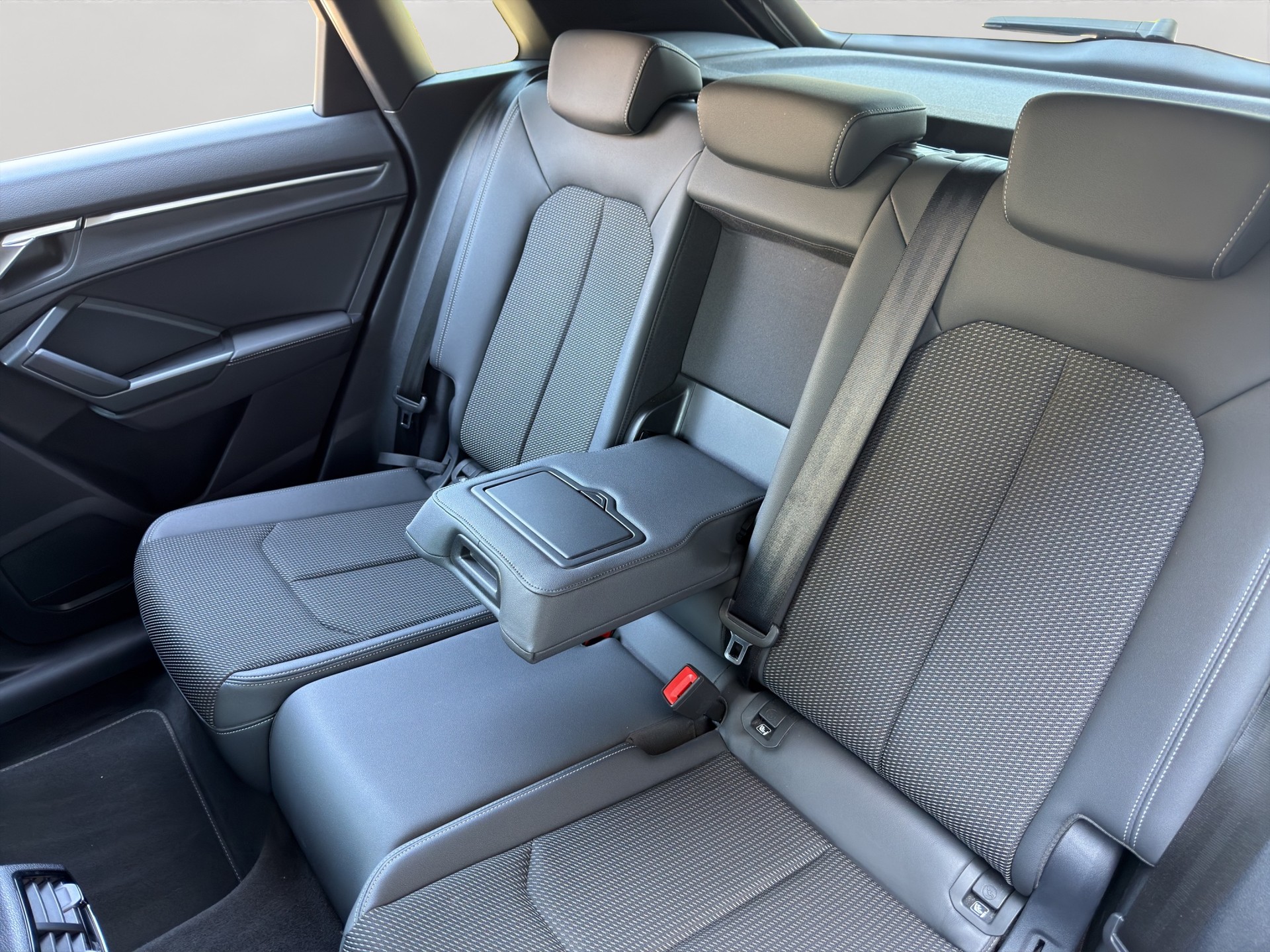 AUDI Q3 40 TDI S line quattro S-tronic-image-3