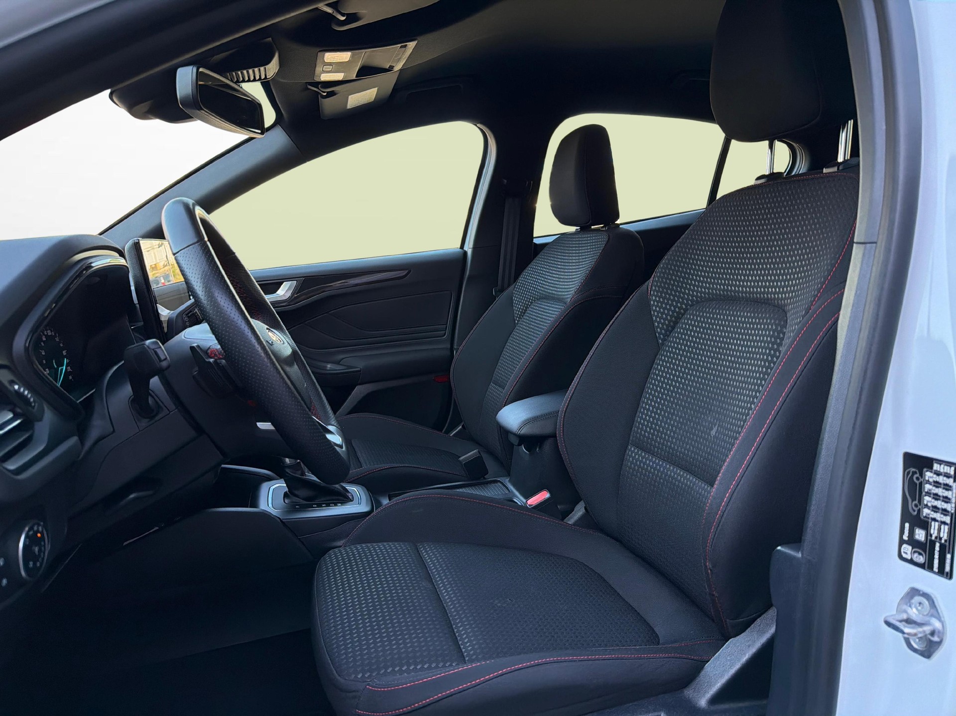 FORD Focus 1.0i EcoB Hybrid 125 ST-Line-image-9
