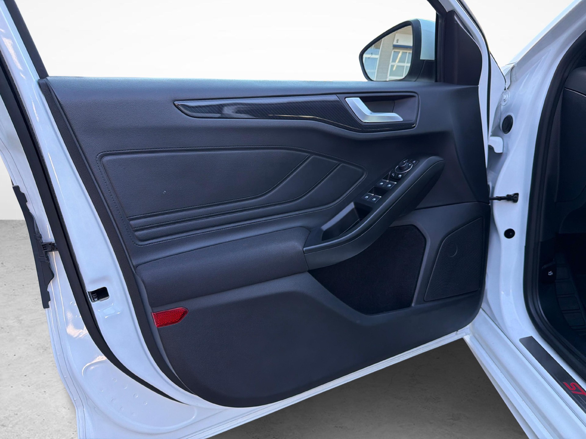 FORD Focus 1.0i EcoB Hybrid 125 ST-Line-image-15