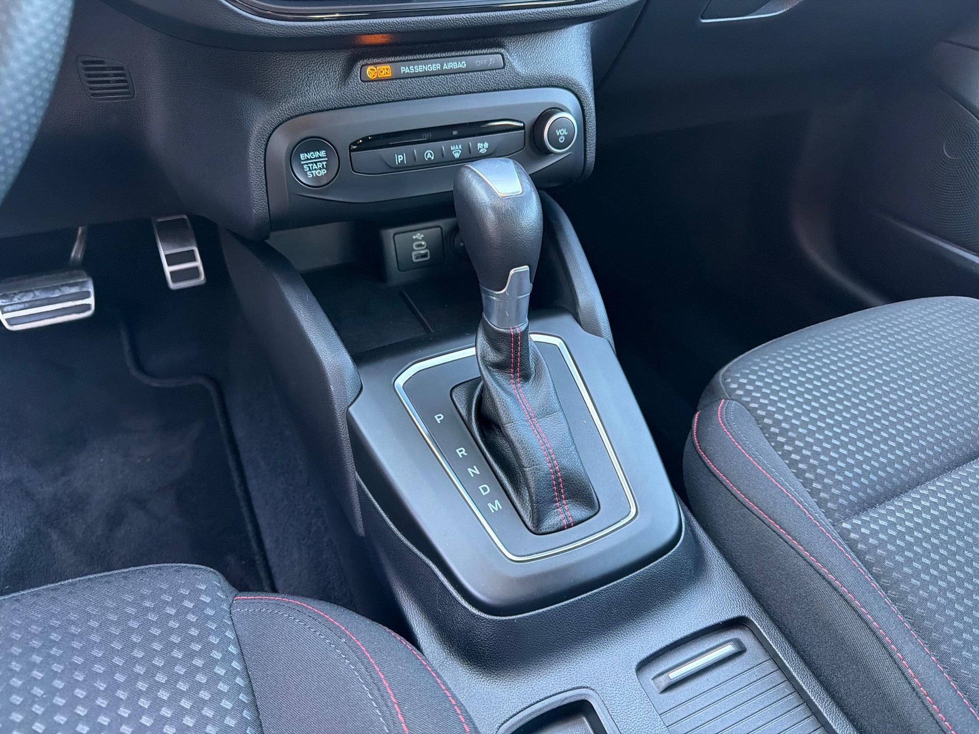 FORD Focus 1.0i EcoB Hybrid 125 ST-Line-image-16