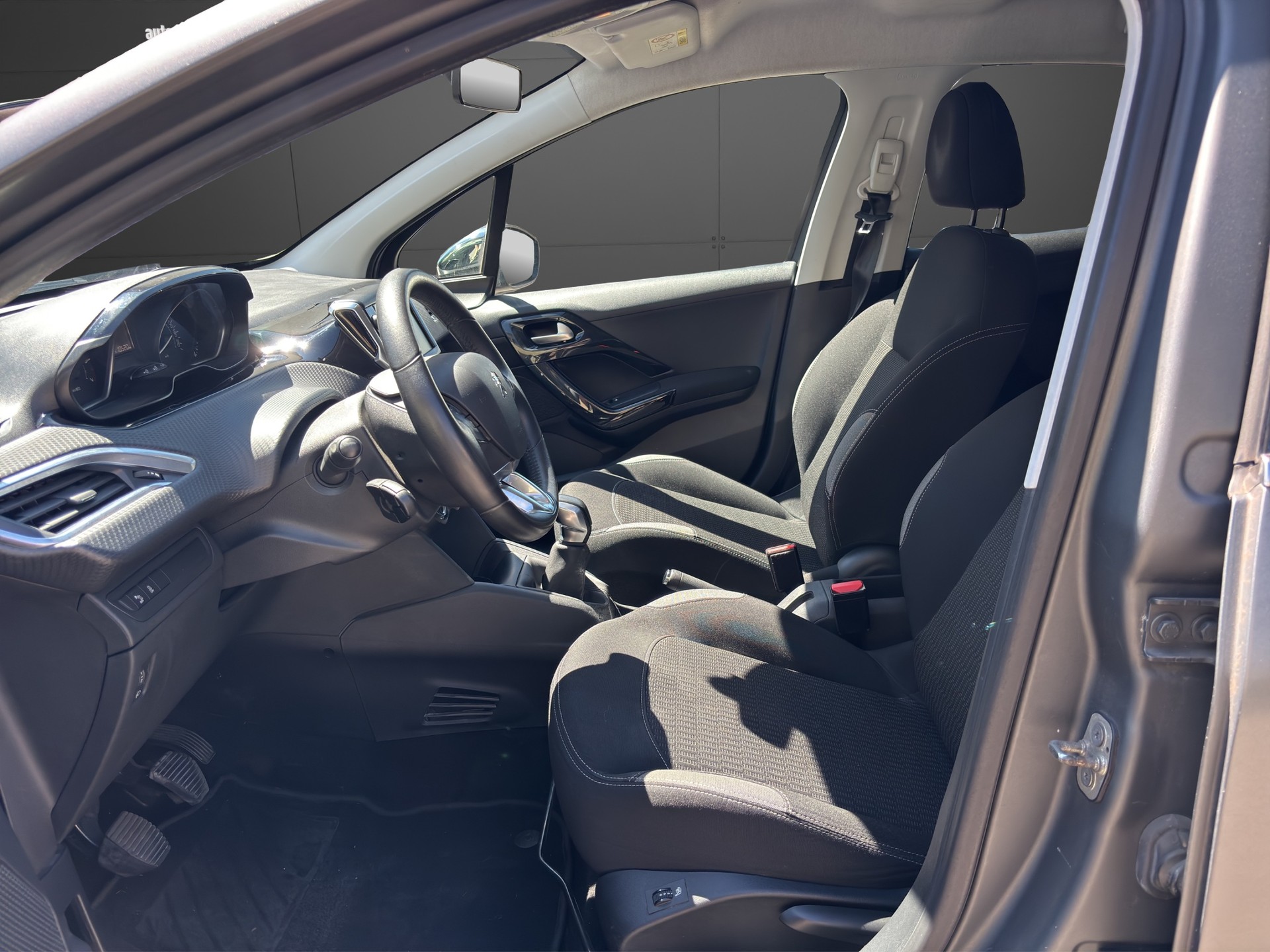 PEUGEOT 208 1.2 PureTech Style-image-9
