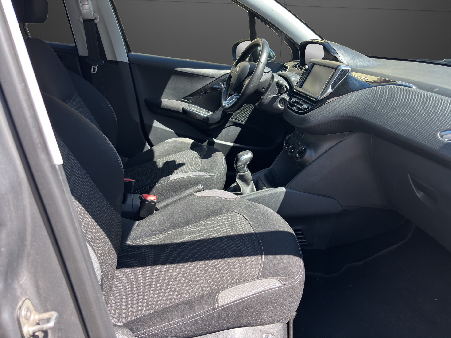 PEUGEOT 208 1.2 PureTech Style-image-10