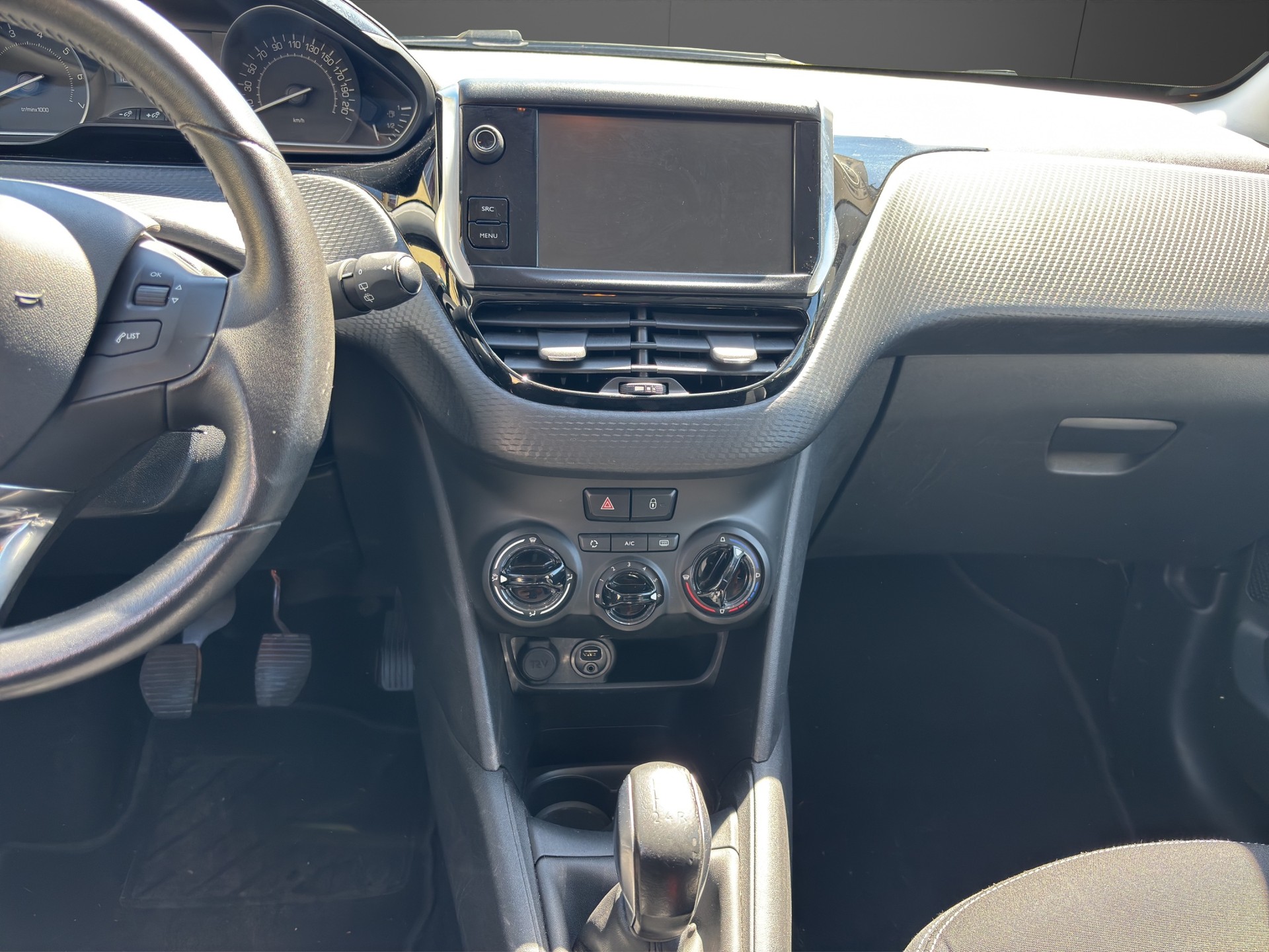 PEUGEOT 208 1.2 PureTech Style-image-11