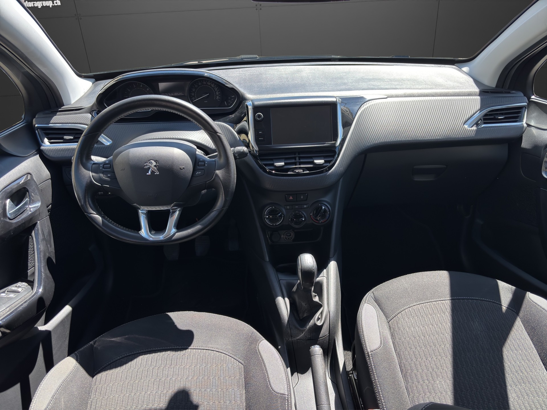 PEUGEOT 208 1.2 PureTech Style-image-8