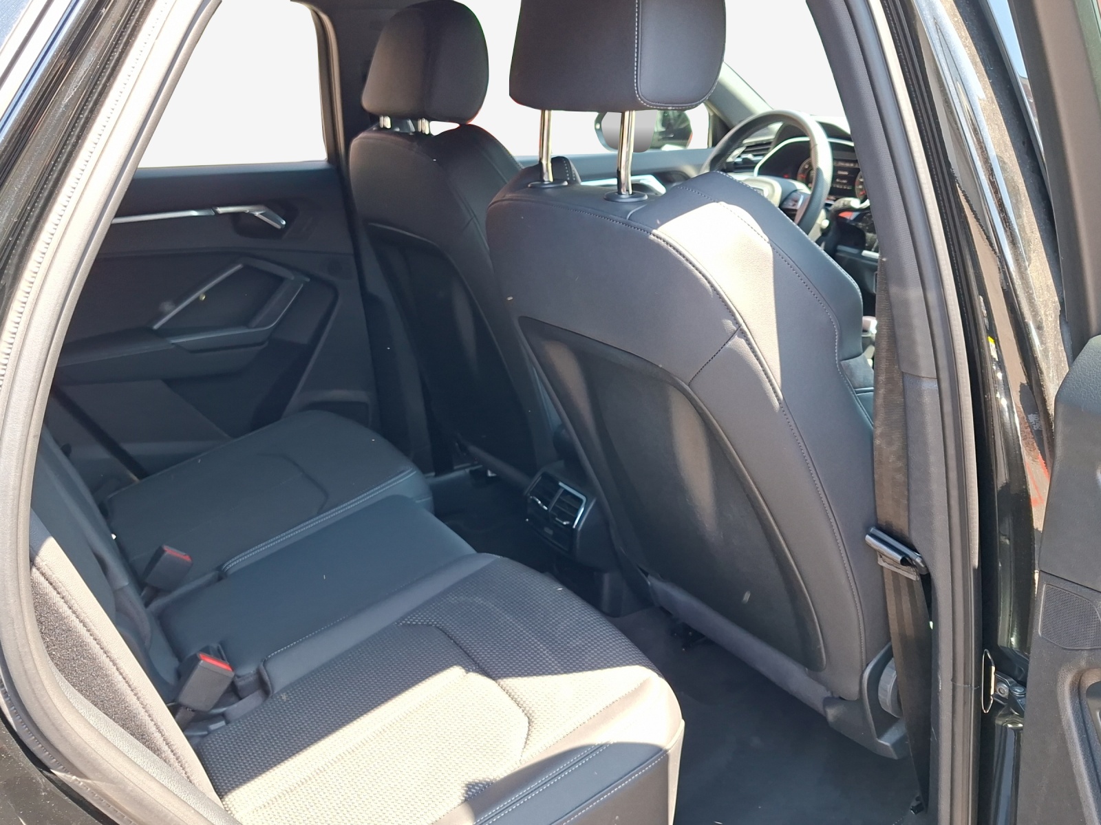 AUDI Q3 Sportback 35 TDI S line quattro S-tronic-image-13