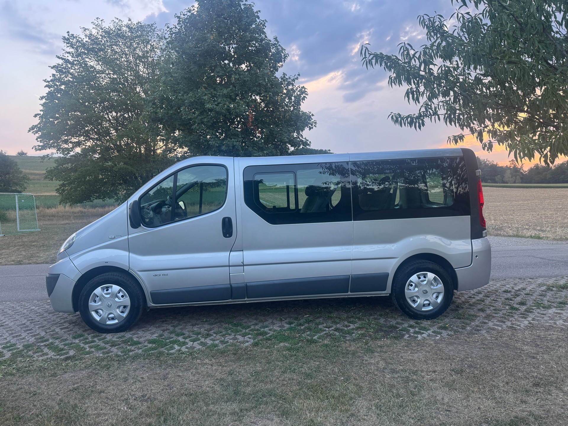 RENAULT Trafic 2.0 dCi L2H1 Grand Passenger Expression-image-2