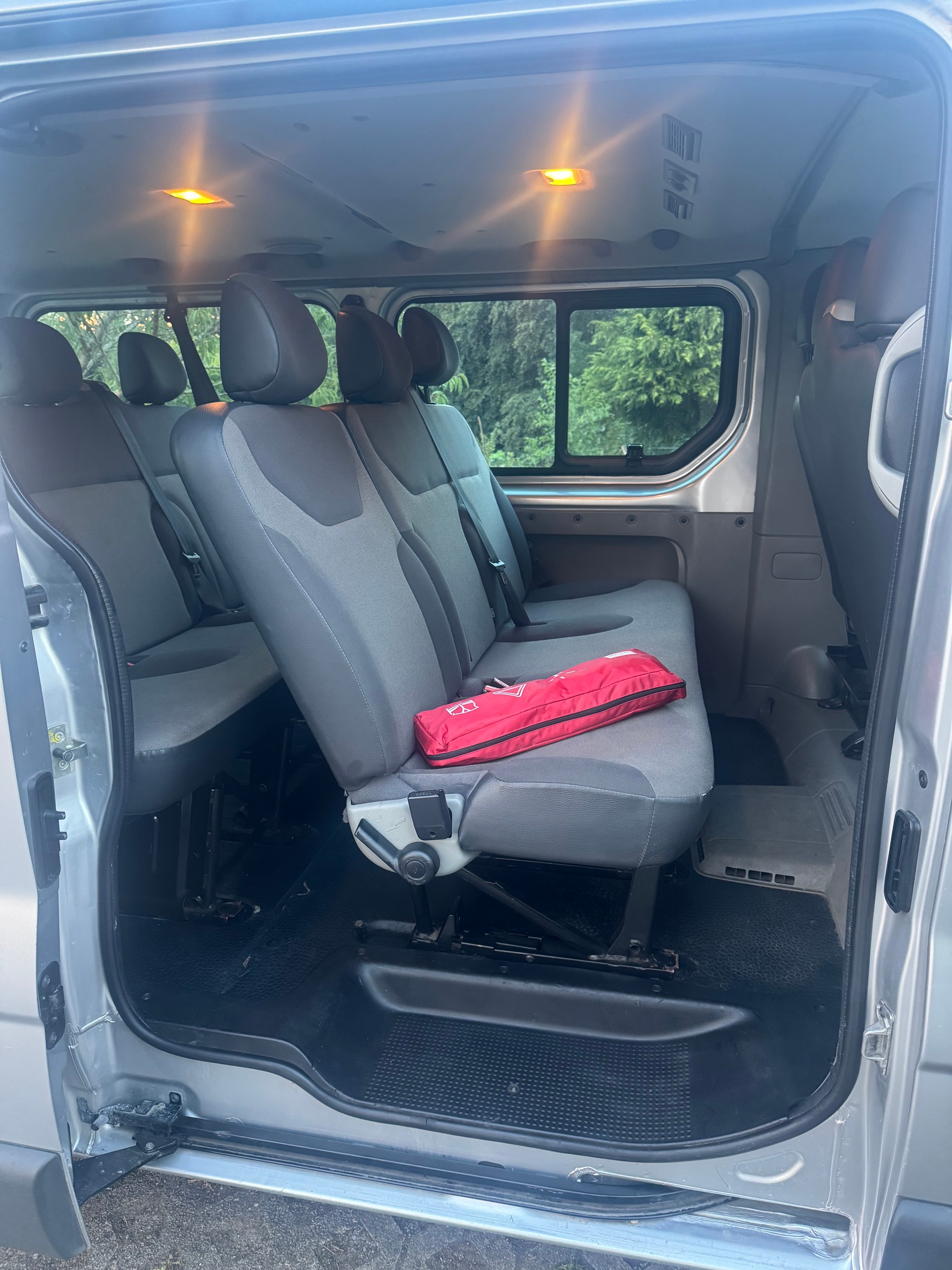 RENAULT Trafic 2.0 dCi L2H1 Grand Passenger Expression-image-10
