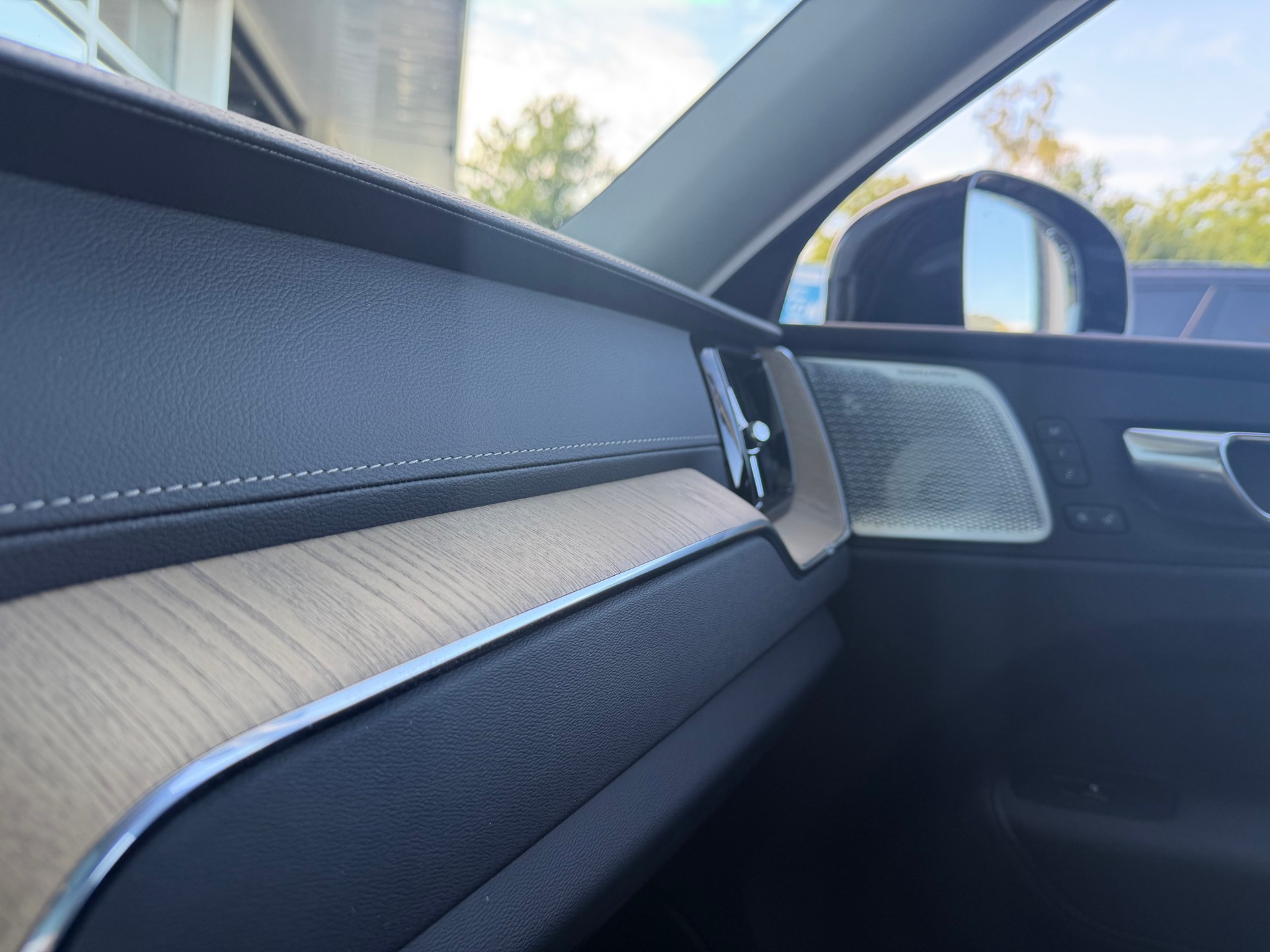 VOLVO XC60 T8 eAWD Ultra Dark Geartronic-image-11