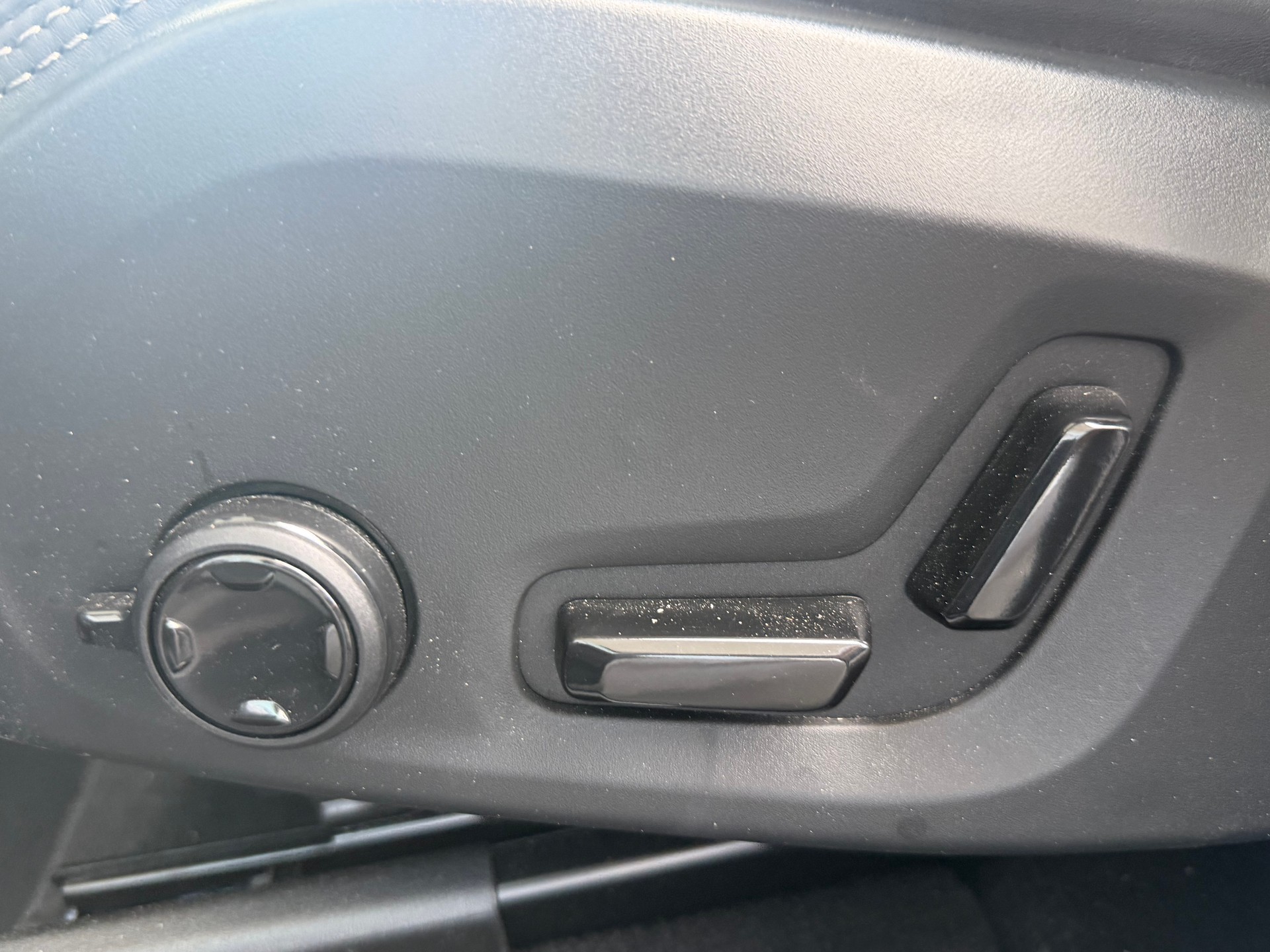VOLVO XC60 T8 eAWD Ultra Dark Geartronic-image-4