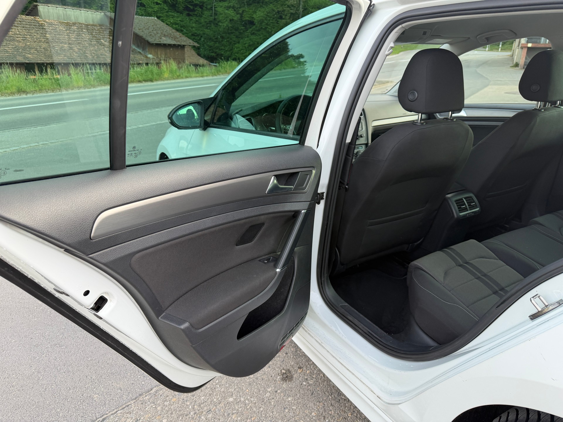 VW Golf 1.4 TSI R-Line Design DSG-image-12