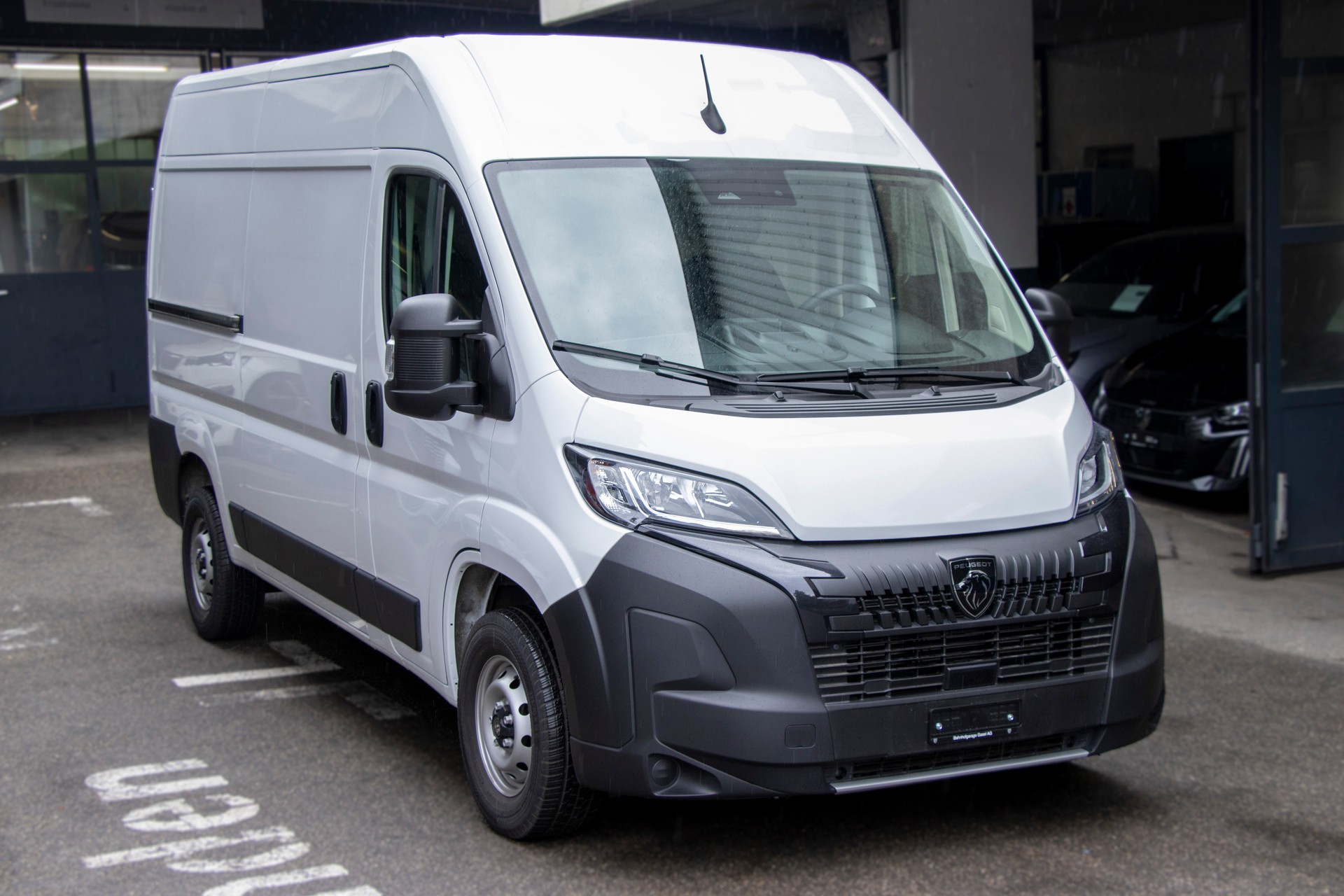PEUGEOT Boxer 2.2 HDI 335 L2H2 EAT8-image-1