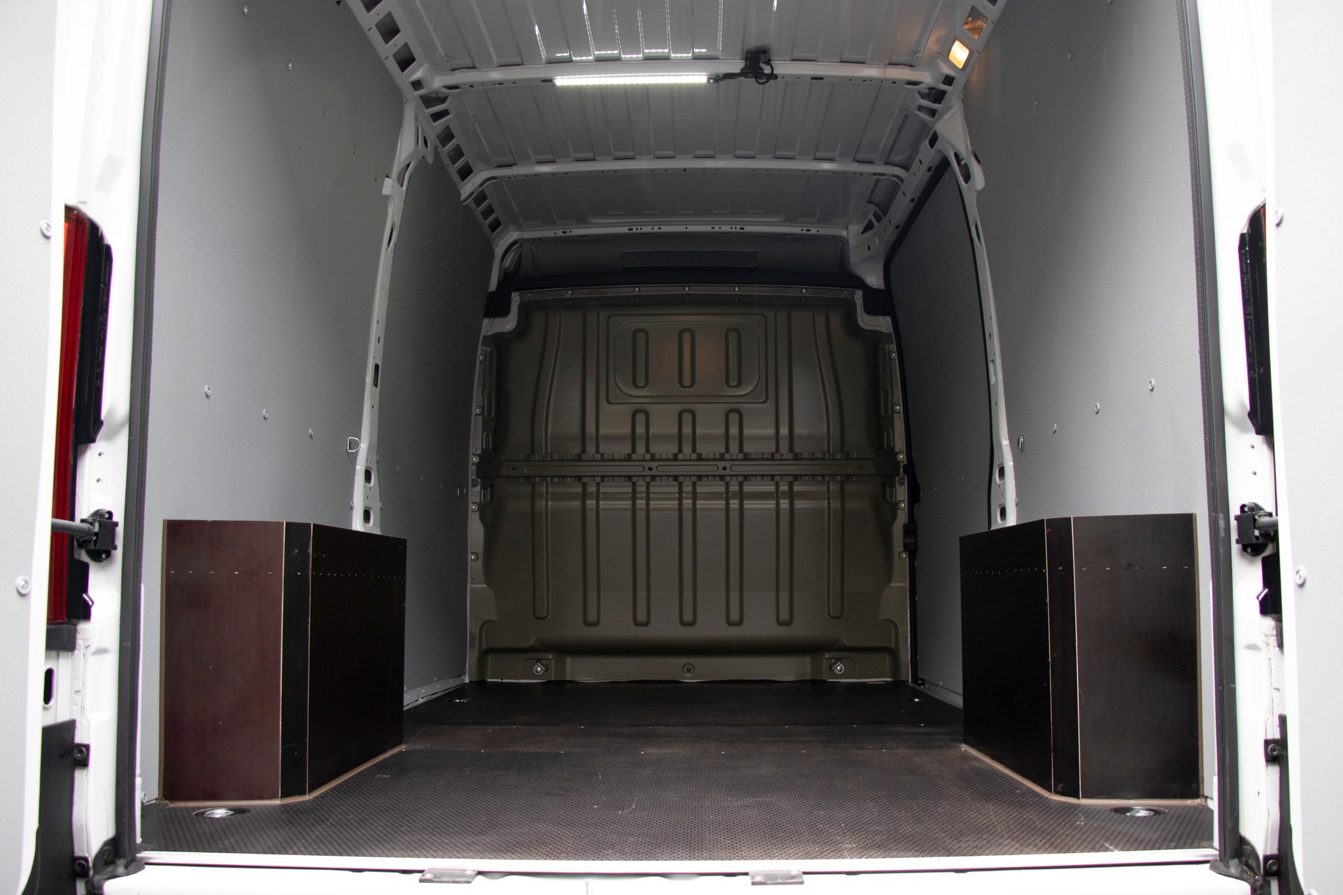 PEUGEOT Boxer 2.2 HDI 335 L2H2 EAT8-image-4
