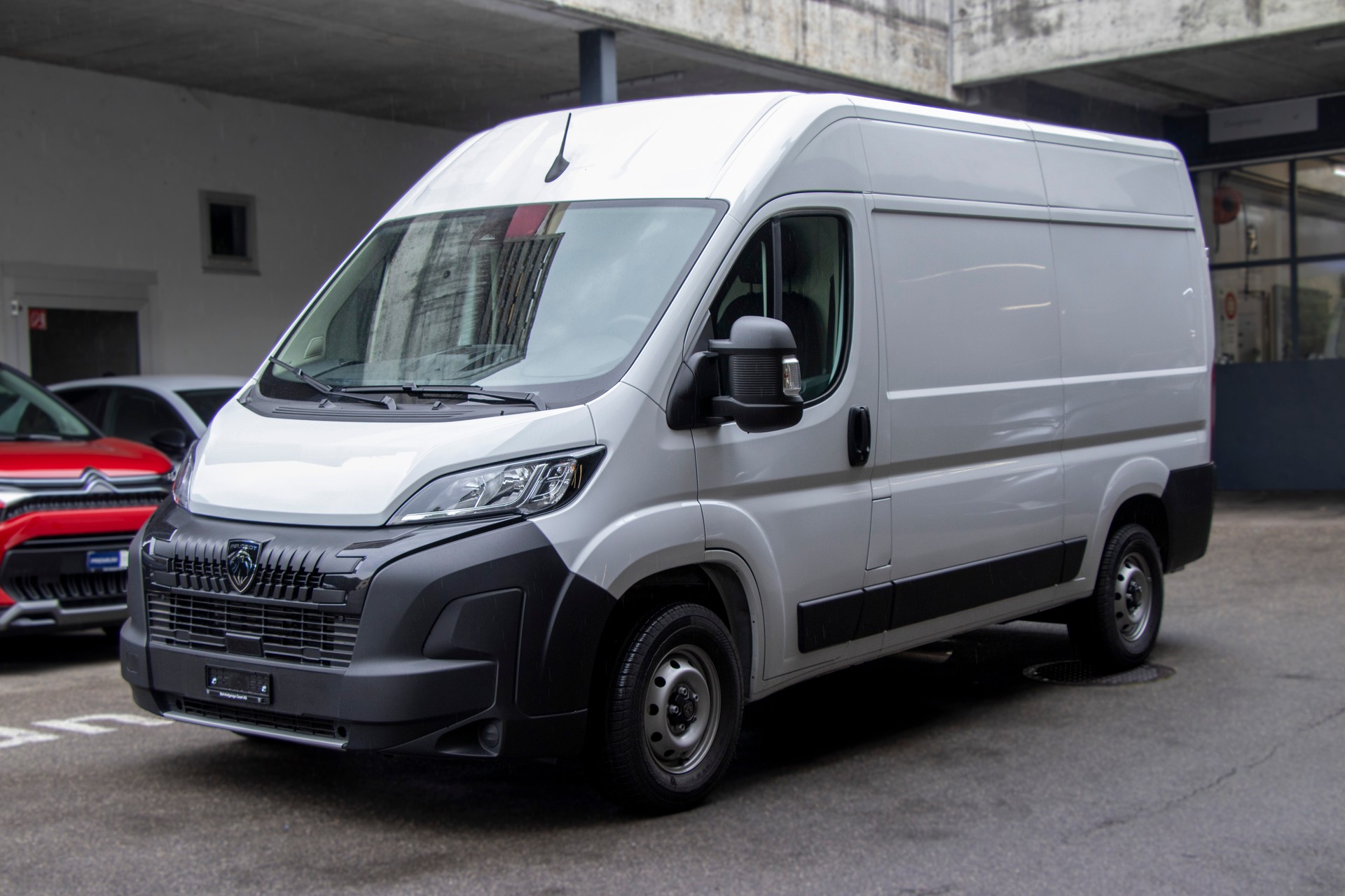 PEUGEOT Boxer 2.2 HDI 335 L2H2 EAT8-image-0