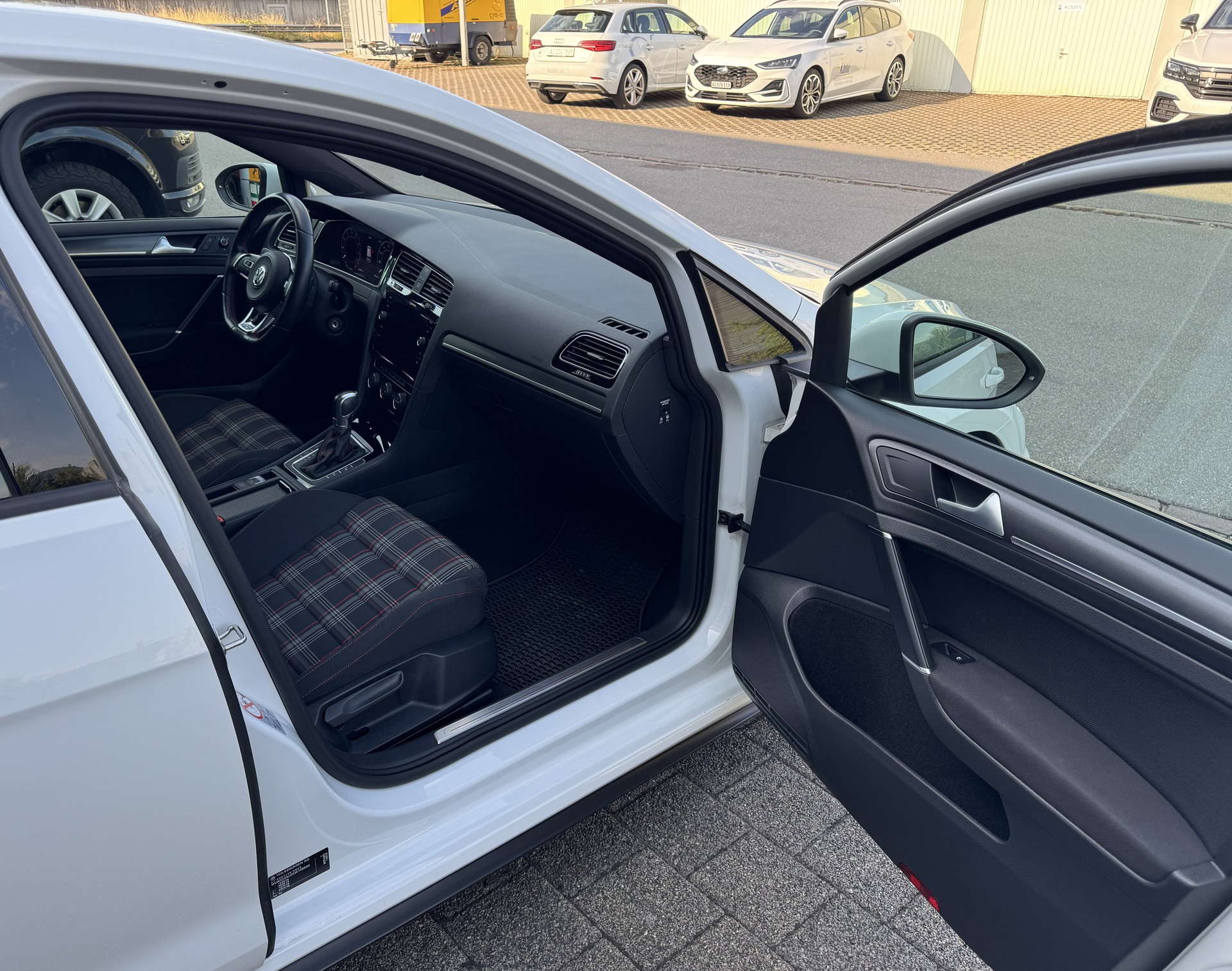 VW Golf 2.0 TSI GTI Performance DSG-image-12