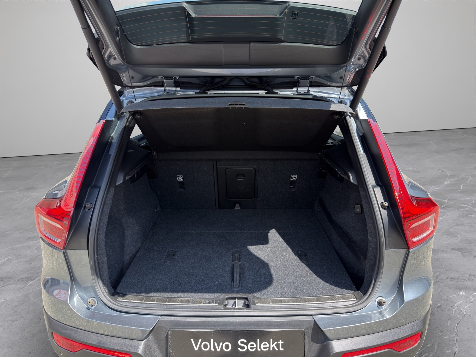 VOLVO XC40 2.0 T4 R-Design AWD-image-15