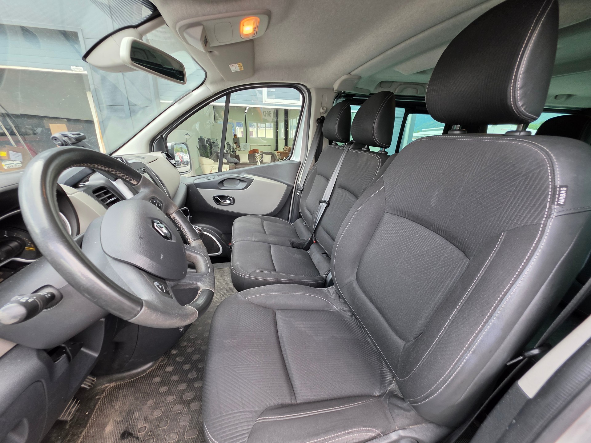 RENAULT Trafic ENERGY dCi 145 Grand Passenger Dynamique-image-9