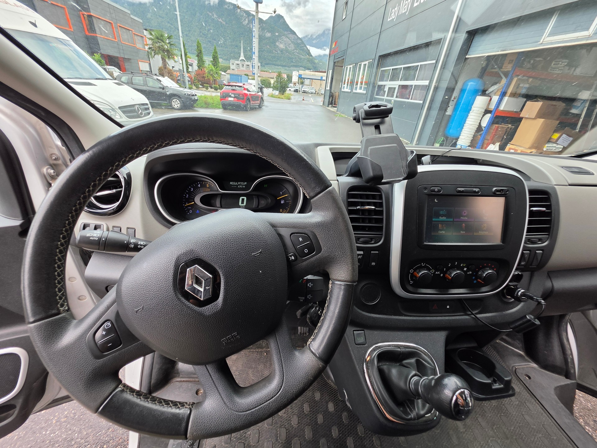 RENAULT Trafic ENERGY dCi 145 Grand Passenger Dynamique-image-10